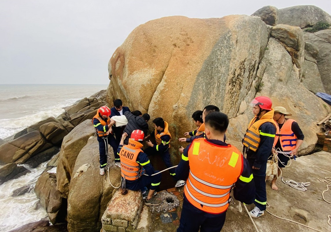 Người phụ nữ có biểu hiện không bình thường định nhảy xuống biển tự tử