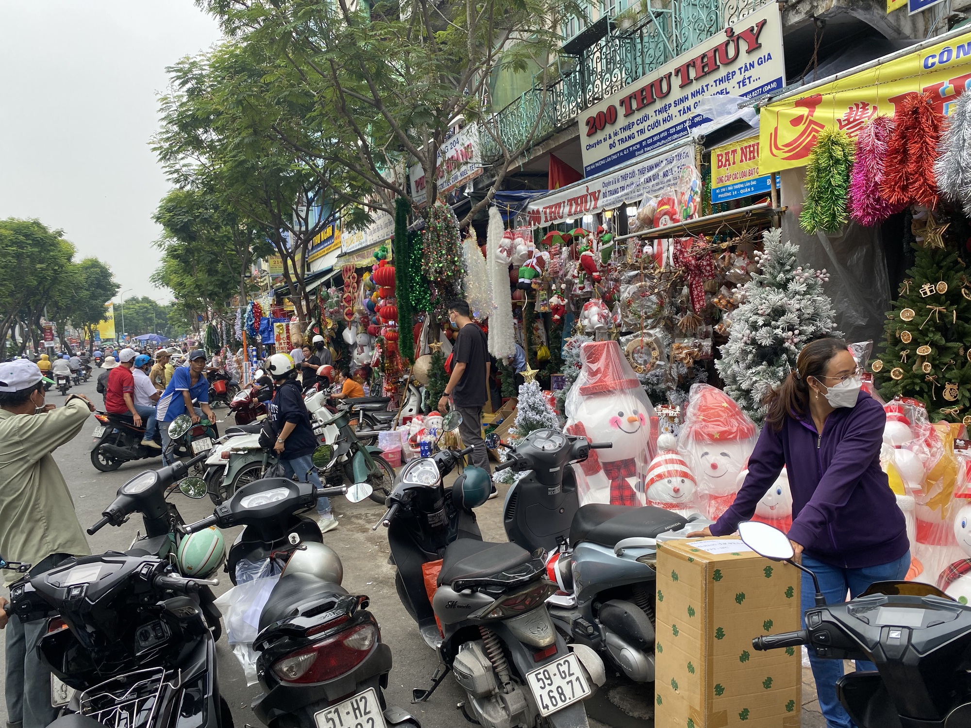 Nhộn nhịp thị trường đồ trang trí Noel