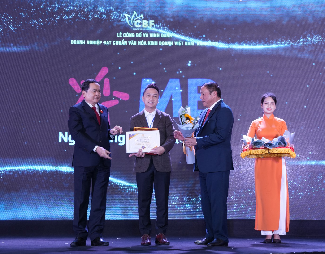 MB được vinh danh Doanh nghiệp đạt chuẩn văn h&oacute;a kinh doanh Việt Nam 2022 - Ảnh 1.