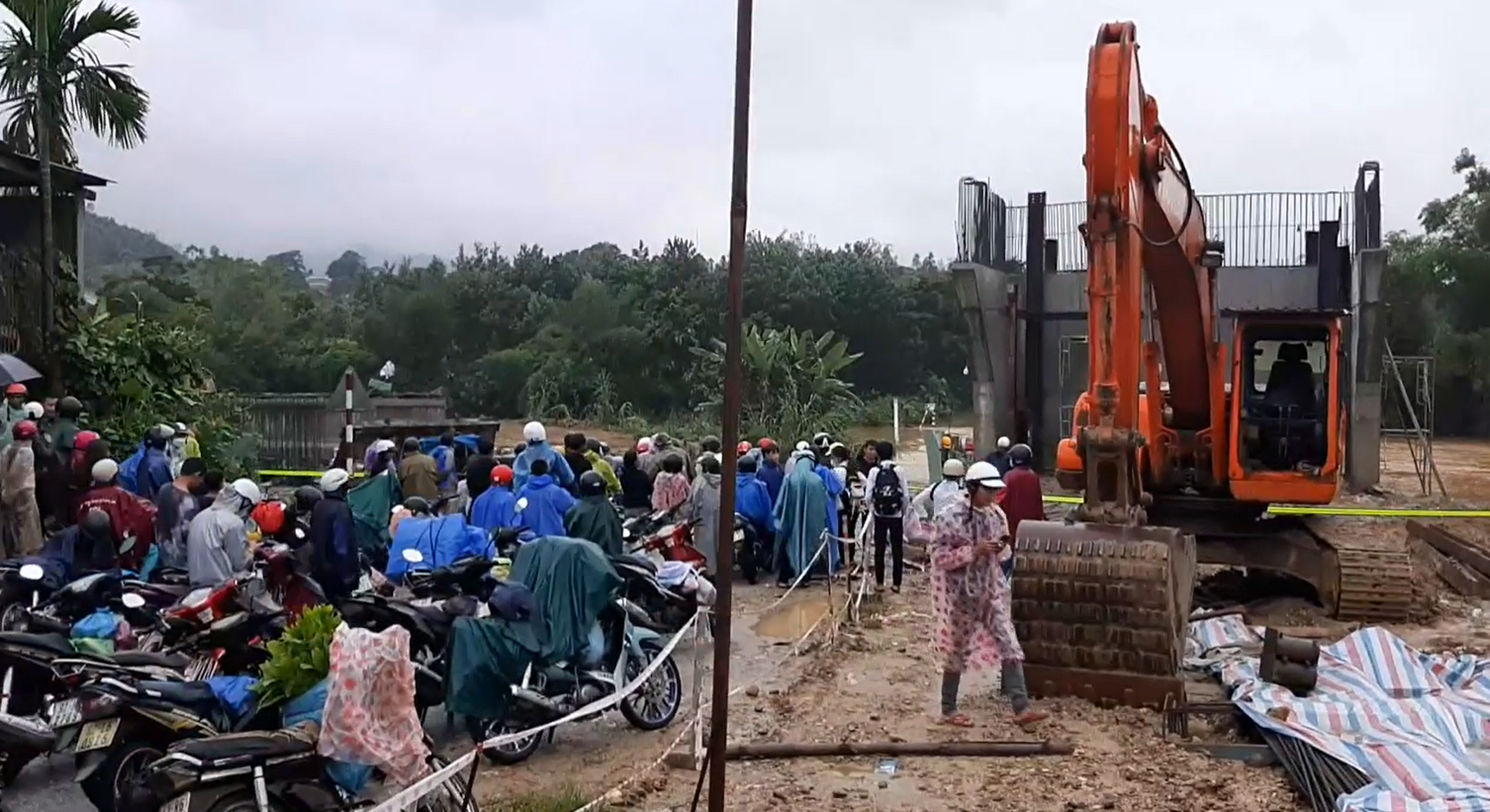 Quảng Nam: Mưa to chia cắt đường, hàng trăm người bị "chặn lối" về nhà