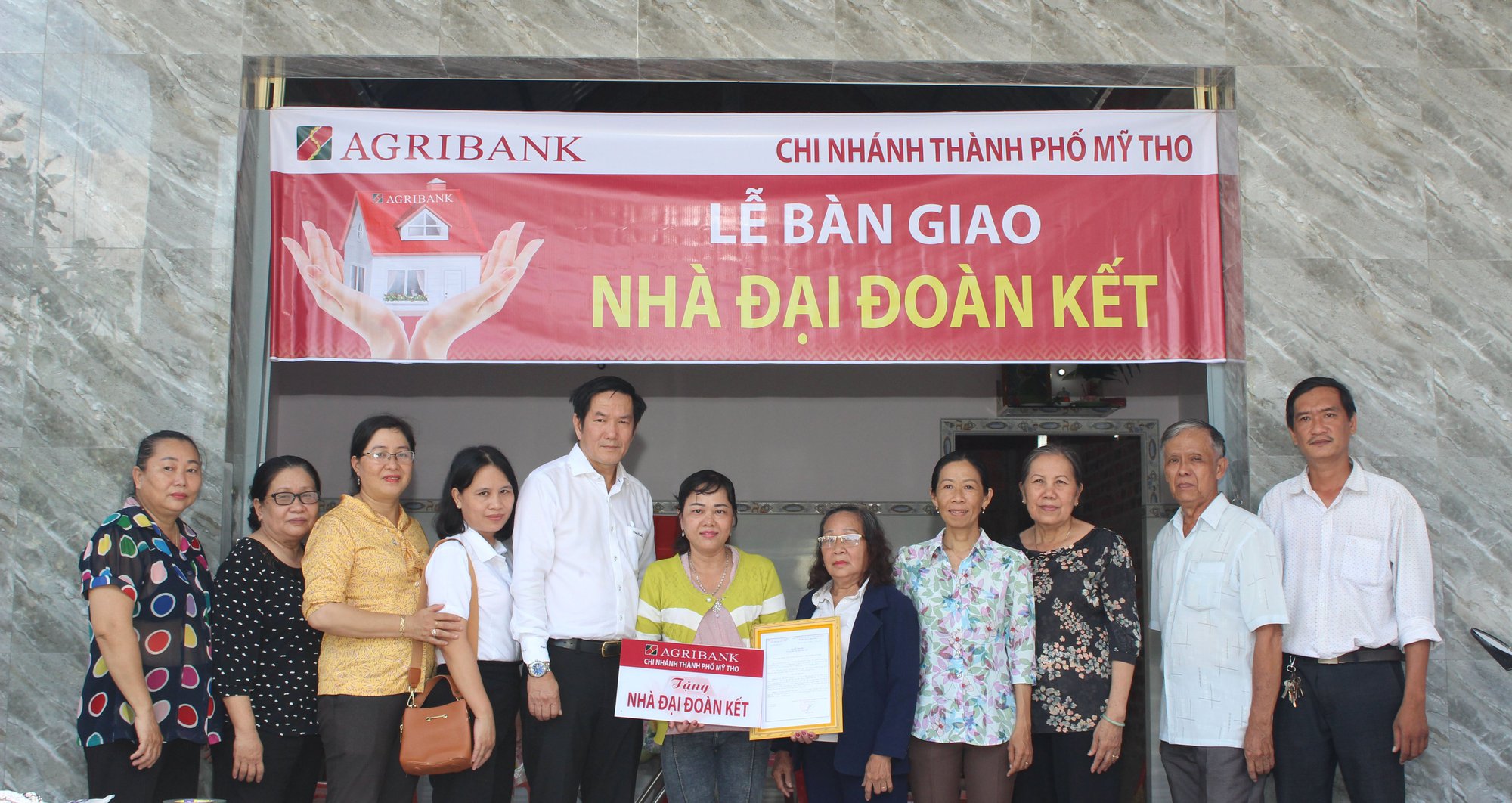 Agribank TP Mỹ Tho bàn giao 3 nhà đại đoàn kết cho hộ nghèo