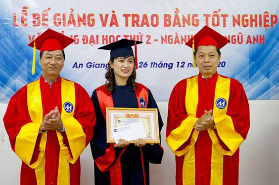 Đổ xô đi học văn bằng 2 ngôn ngữ Anh
