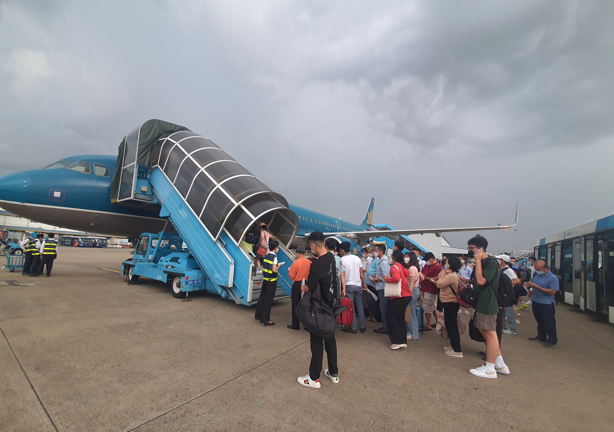 Đường bay Tết giá cao, kín chỗ