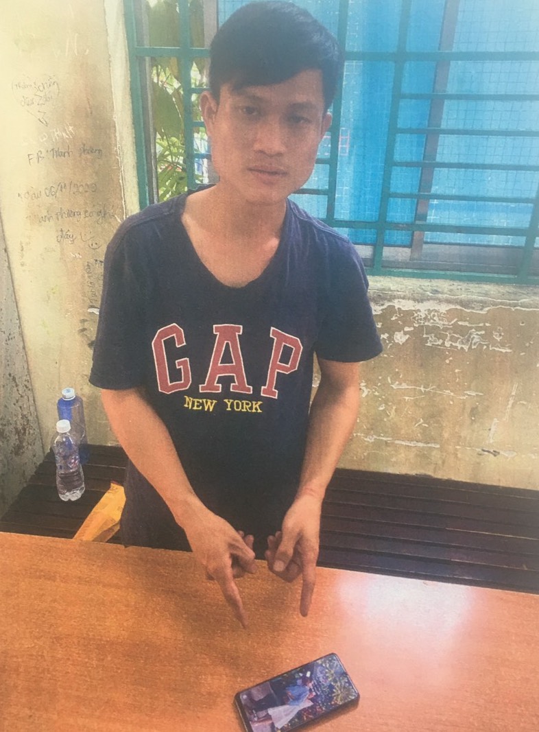 G&atilde; trai liều lĩnh khống chế nữ nh&acirc;n vi&ecirc;n tiệm t&oacute;c sau khi được đấm b&oacute;p  - Ảnh 1.