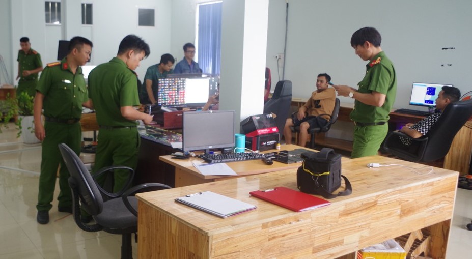 Bất ngờ khi khám xét công ty của vợ chồng giám đốc trẻ ở Quảng Nam