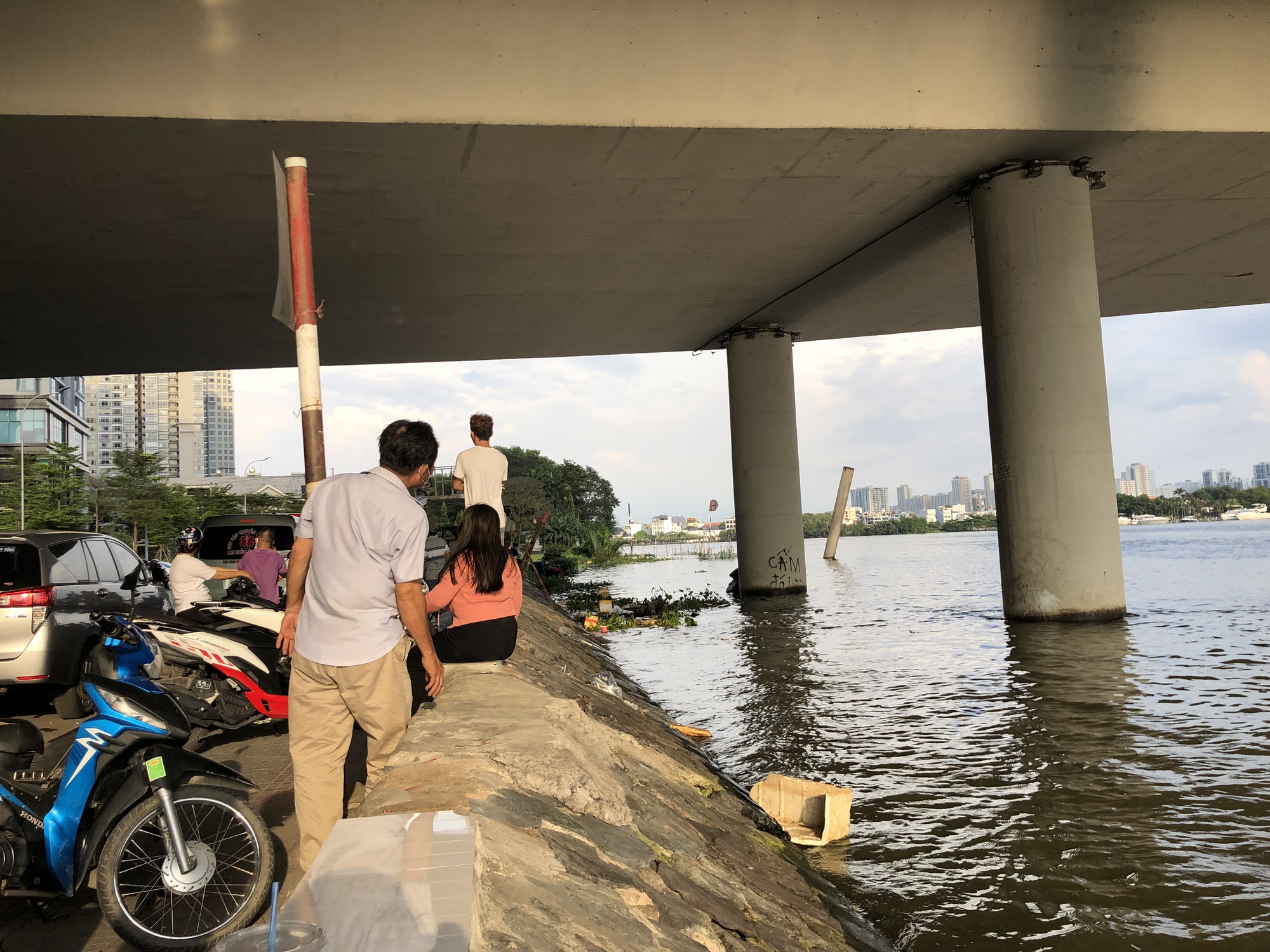 Lập bàn thờ tìm nam thanh niên thì thấy thi thể 1 phụ nữ trên sông Sài Gòn