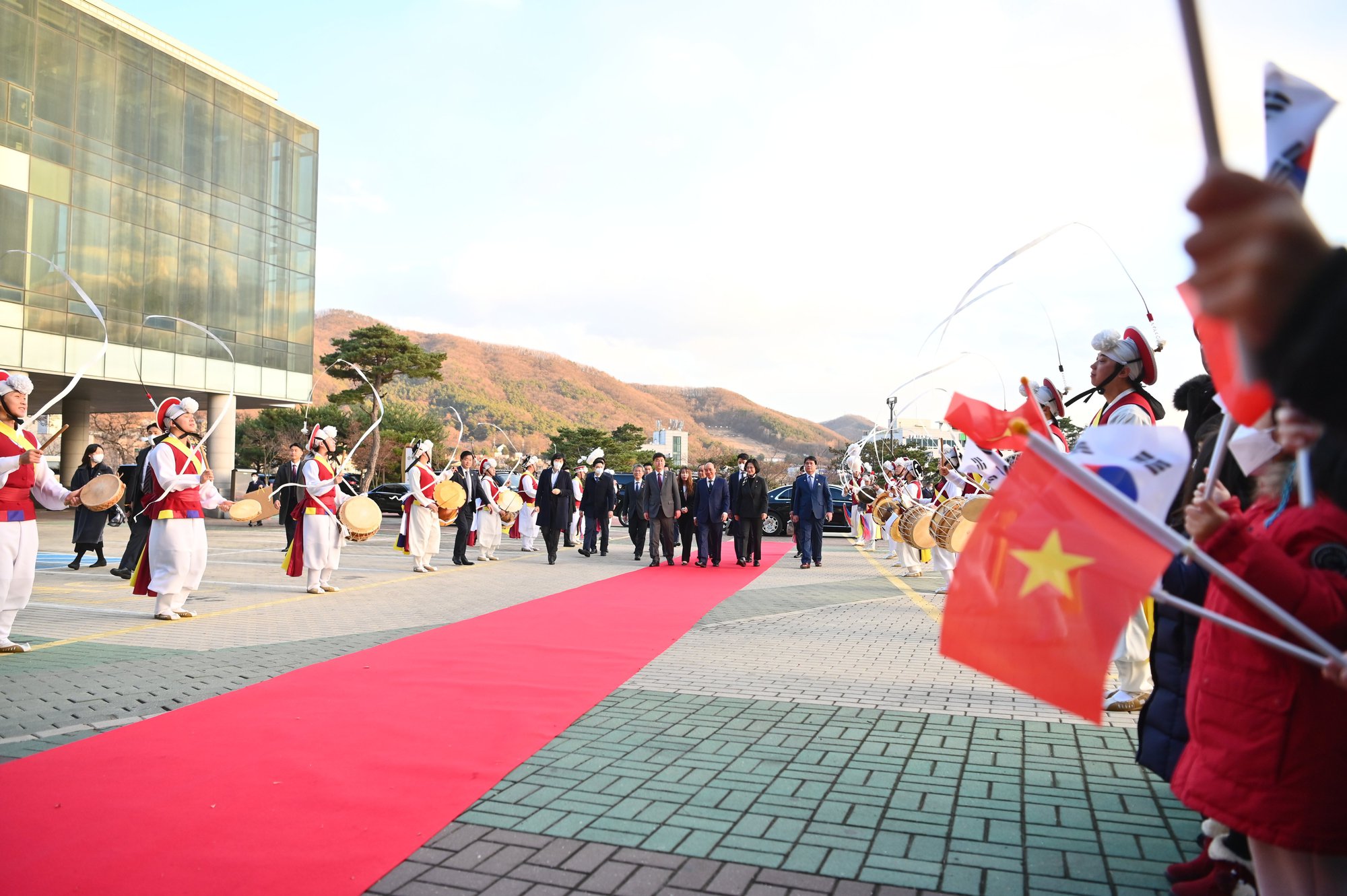 Đồng b&agrave;o Việt Nam tại H&agrave;n Quốc, t&igrave;nh cảm kh&ocirc;ng chỉ l&agrave; th&ocirc;ng gia m&agrave; l&agrave; người một nh&agrave; - Ảnh 2.