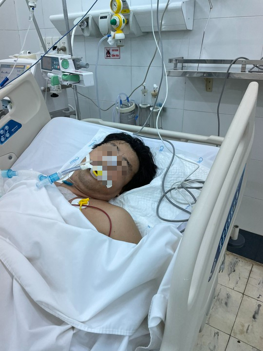 Sức khỏe người chạy xe &ocirc;m bị cướp đ&acirc;m thủng tim giờ ra sao ? - Ảnh 1.