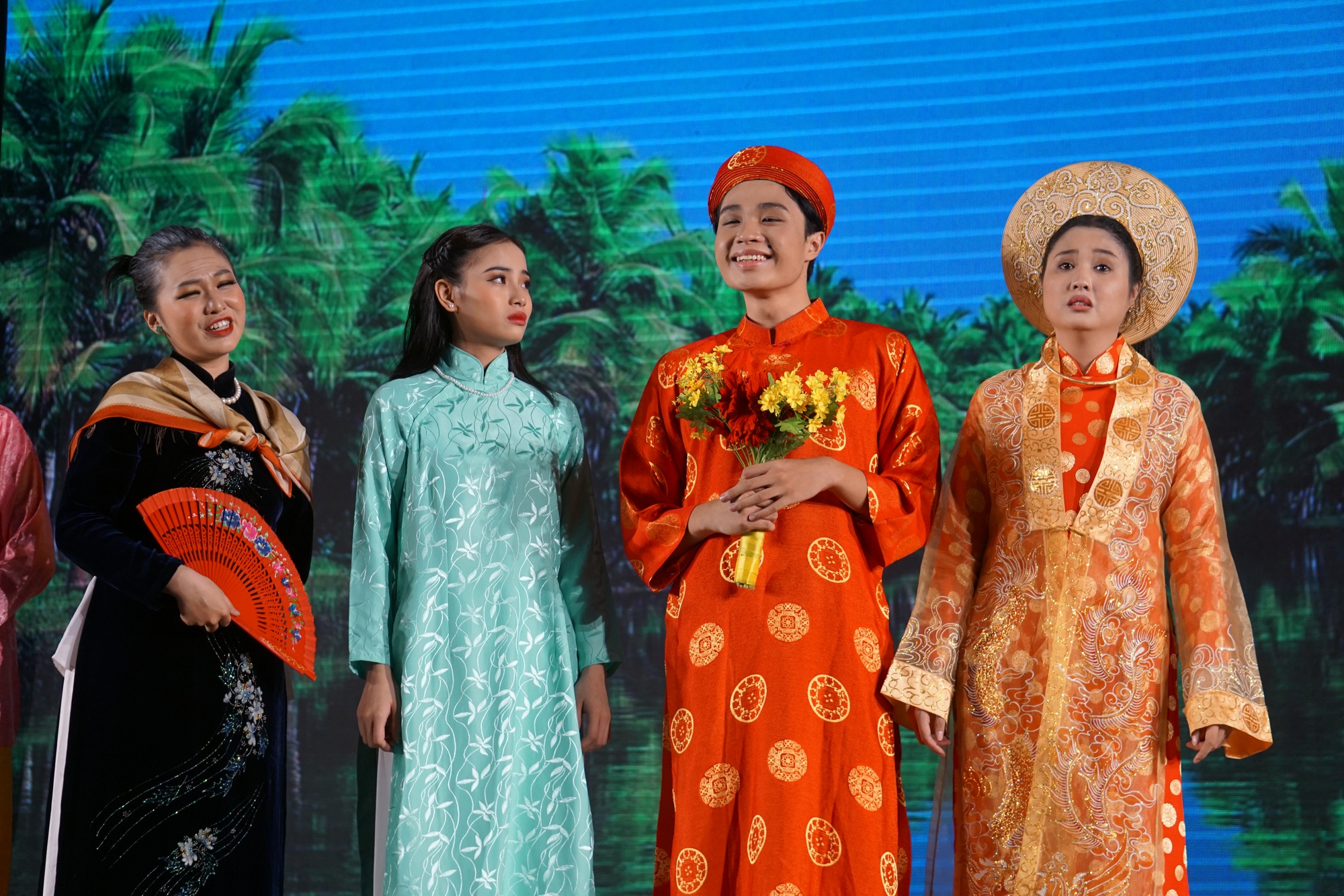 Nghệ sĩ Hữu Nghĩa dựng kịch hỗ trợ diễn vi&ecirc;n trẻ - Ảnh 3.