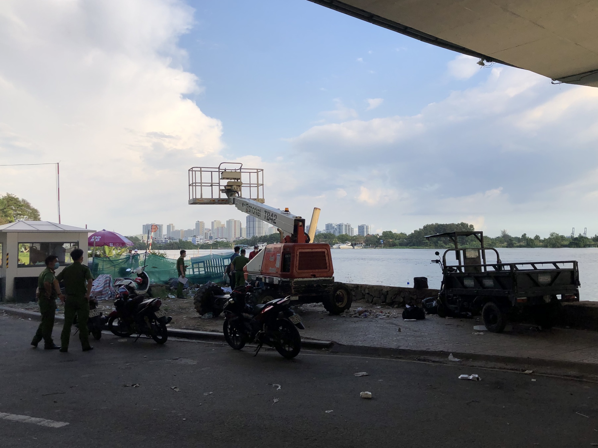 Lập b&agrave;n thờ t&igrave;m nam thanh ni&ecirc;n th&igrave; thấy thi thể 1 phụ nữ tr&ecirc;n s&ocirc;ng S&agrave;i G&ograve;n - Ảnh 1.