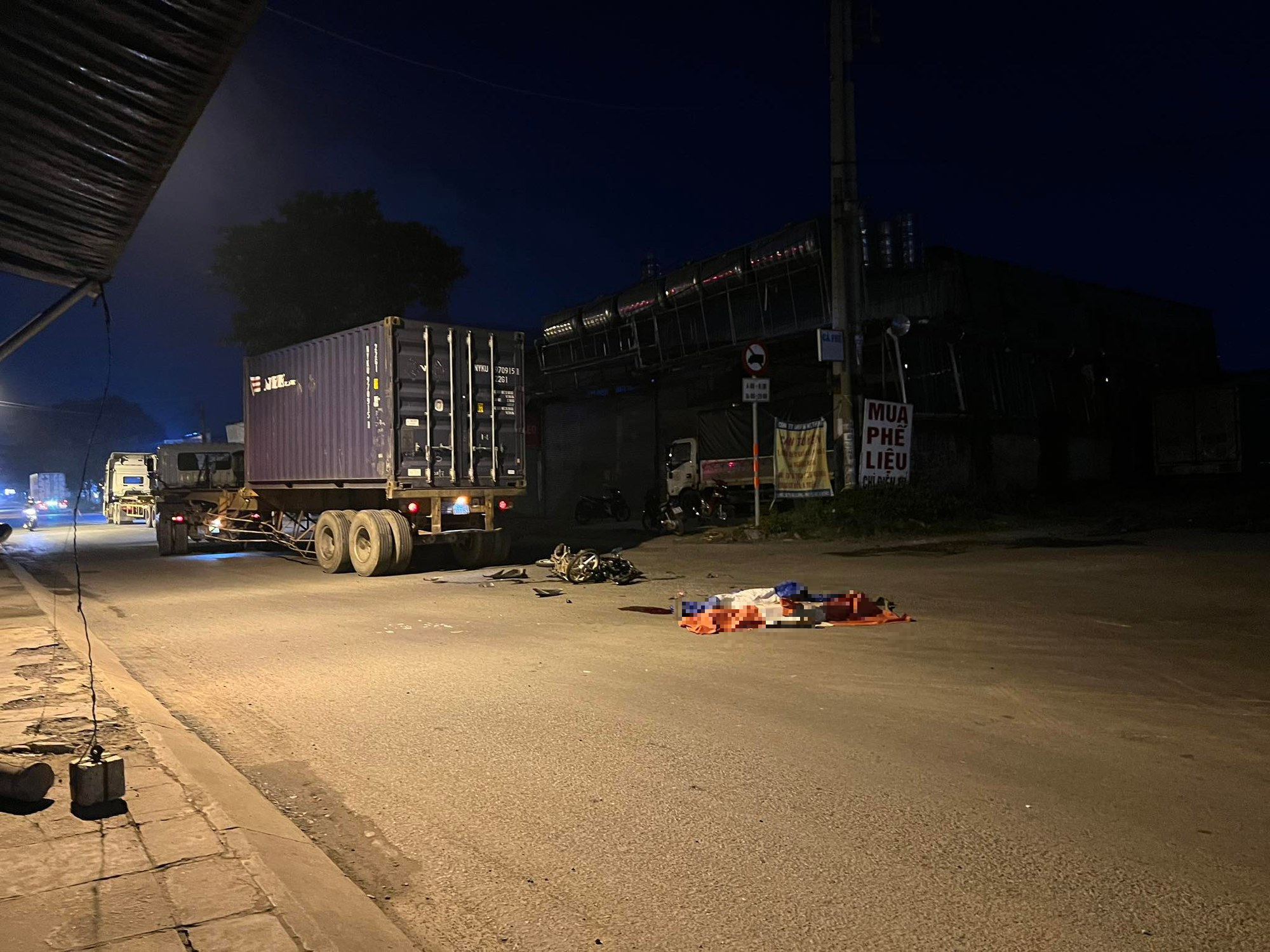 Hai thanh niên tử vong sau tai nạn với container - Ảnh 1.