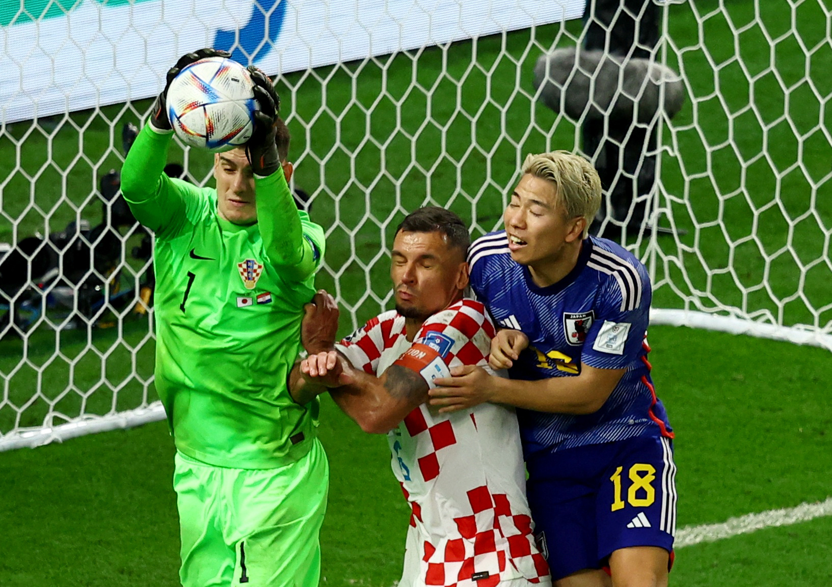Người nhện Croatia l&agrave;m tan n&aacute;t c&otilde;i l&ograve;ng CĐV Nhật Bản - Ảnh 1.