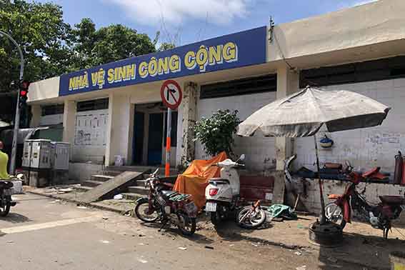 Nh&agrave; vệ sinh c&ocirc;ng cộng: Thiếu v&agrave; dơ - Ảnh 1.