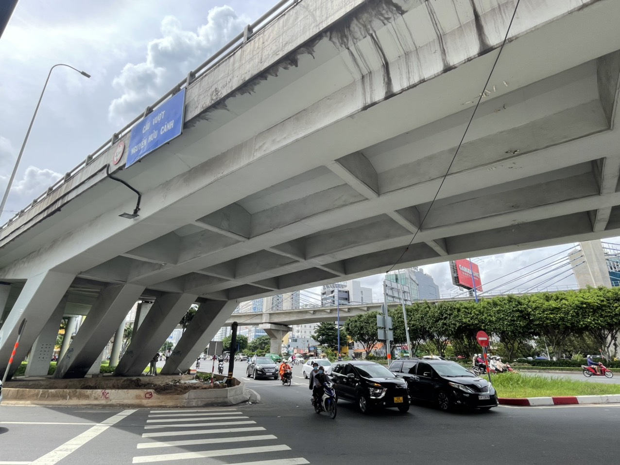Khẩn trương sửa chữa, đưa cầu vượt Nguyễn Hữu Cảnh v&agrave;o khai th&aacute;c trước Tết Dương lịch - Ảnh 1.