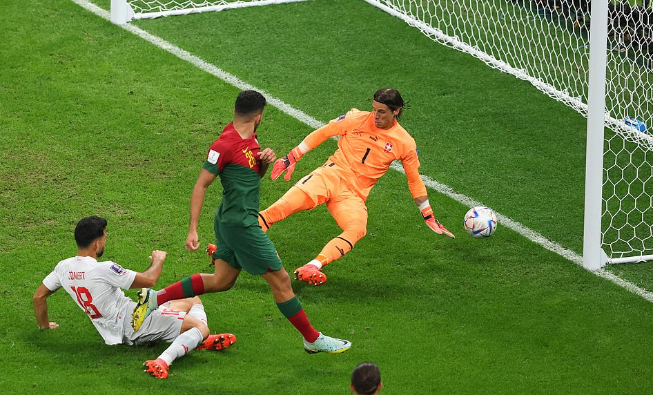 Goncalo Ramos: C&uacute; hat-trick ra mắt độc nhất v&ocirc; nhị tại World Cup - Ảnh 3.
