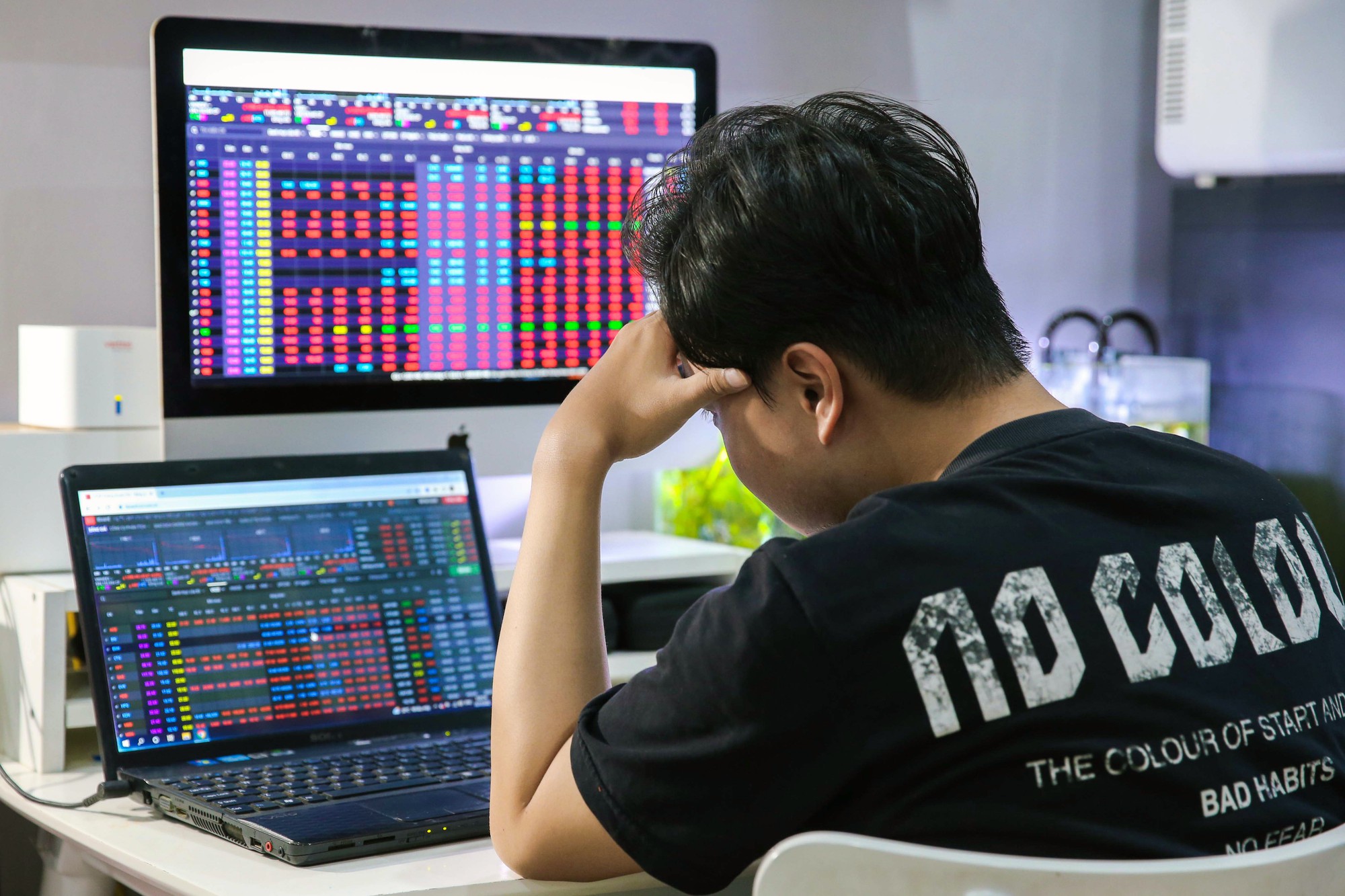 Cổ phiếu hôm nay 7-12: Cổ phiếu Vingroup bất ngờ tăng trần