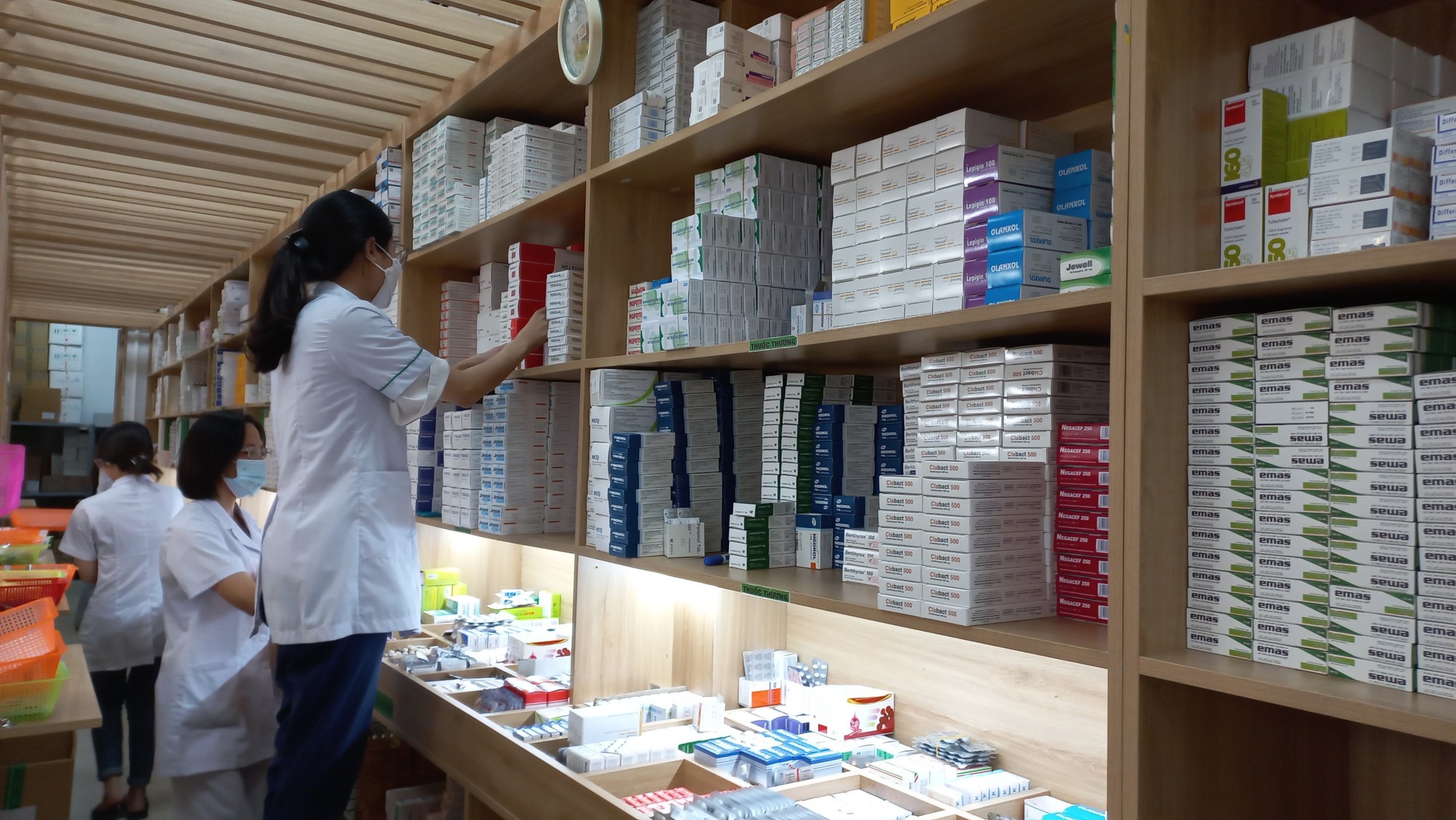 Nhiều loại thuốc tr&uacute;ng thầu nhưng chưa c&oacute; h&agrave;ng cung ứng - Ảnh 1.