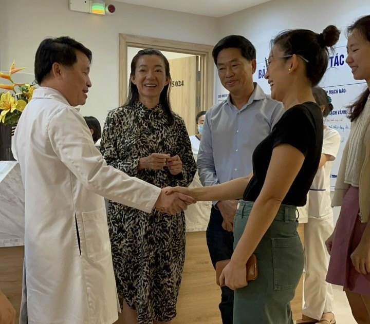 Cứu sống du khách Campuchia đột quỵ do vỡ phình mạch não - Ảnh 3.