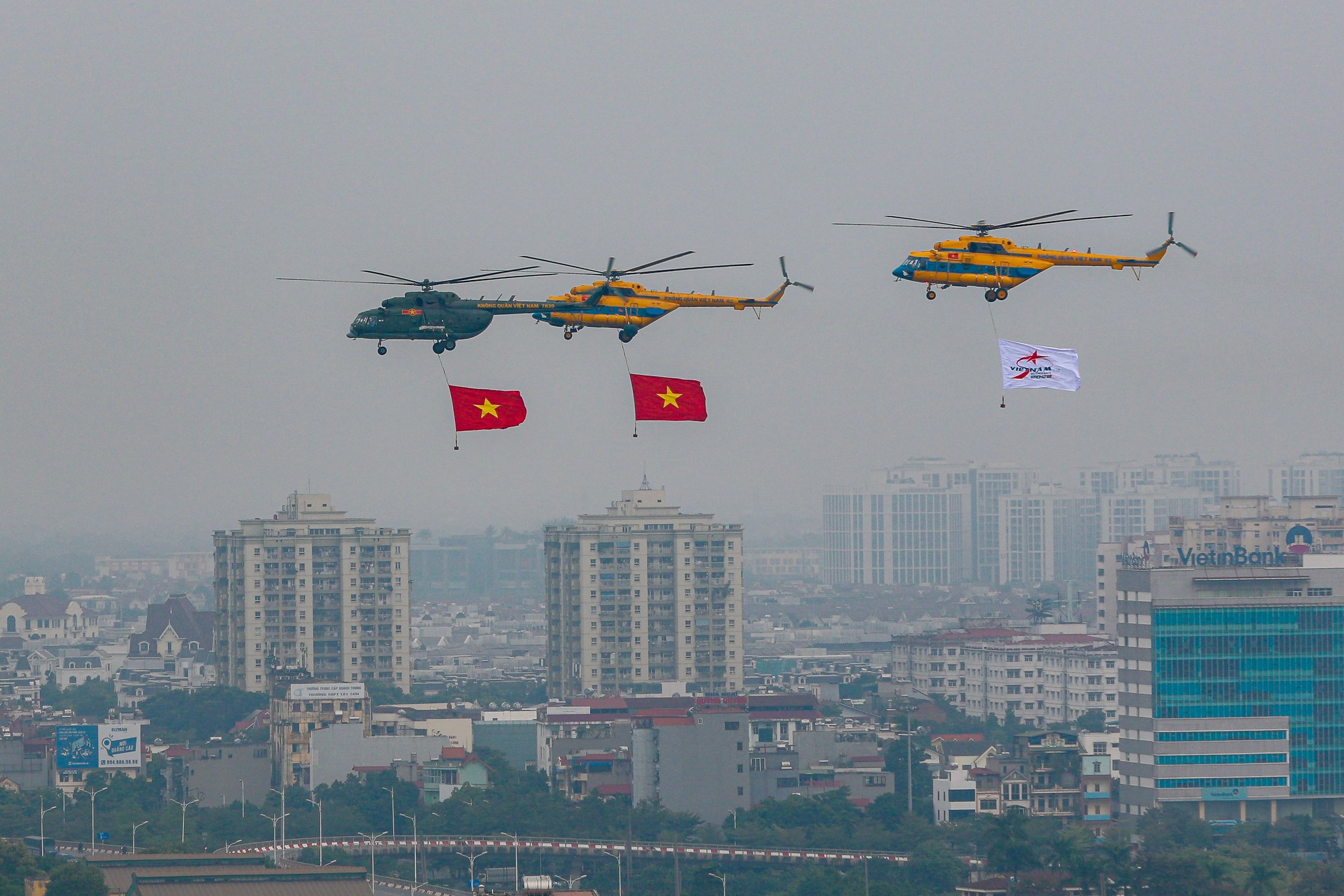 Mãn nhãn với màn trình diễn của tiêm kích Su-30MK2 trên bầu trời Hà Nội - Ảnh 4.