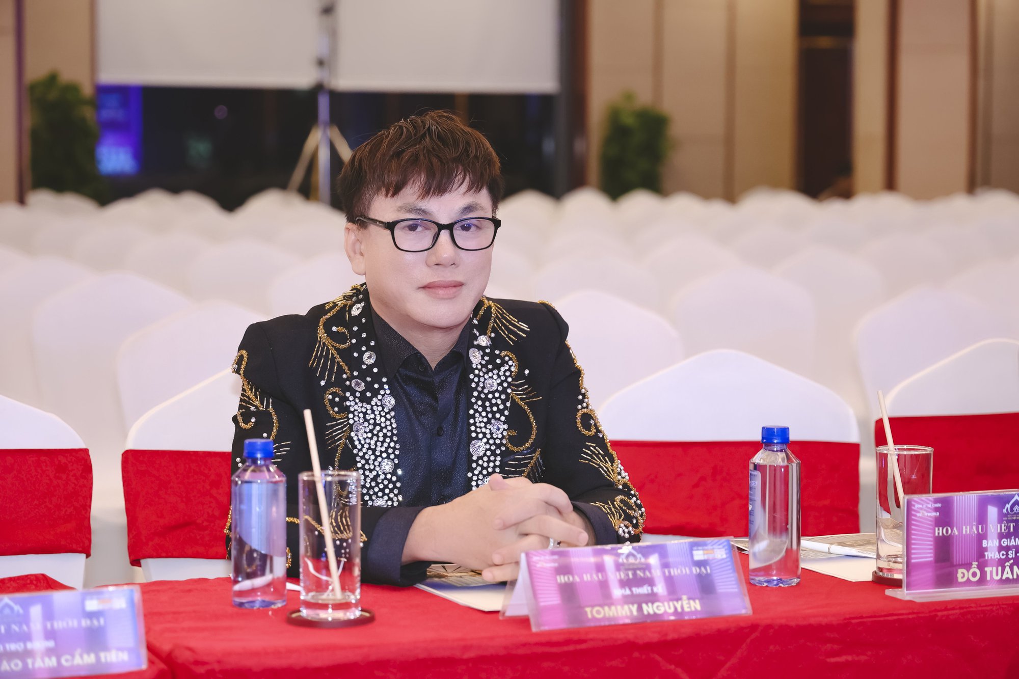 NTK Tommy Nguyễn lịch l&atilde;m tại b&aacute;n kết Hoa hậu Việt Nam thời đại - Ảnh 5.