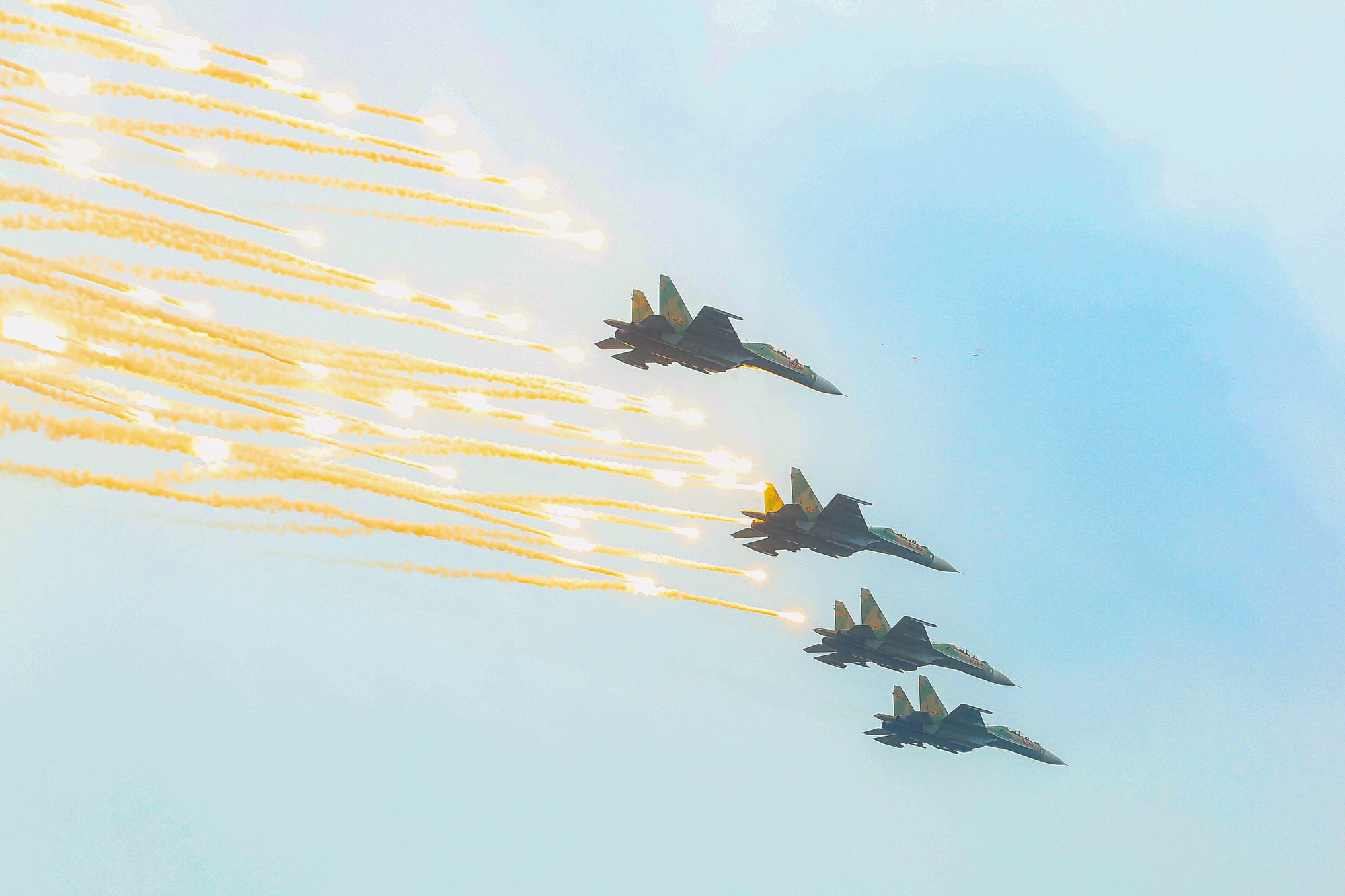 Mãn nhãn với màn trình diễn của tiêm kích Su-30MK2 trên bầu trời Hà Nội