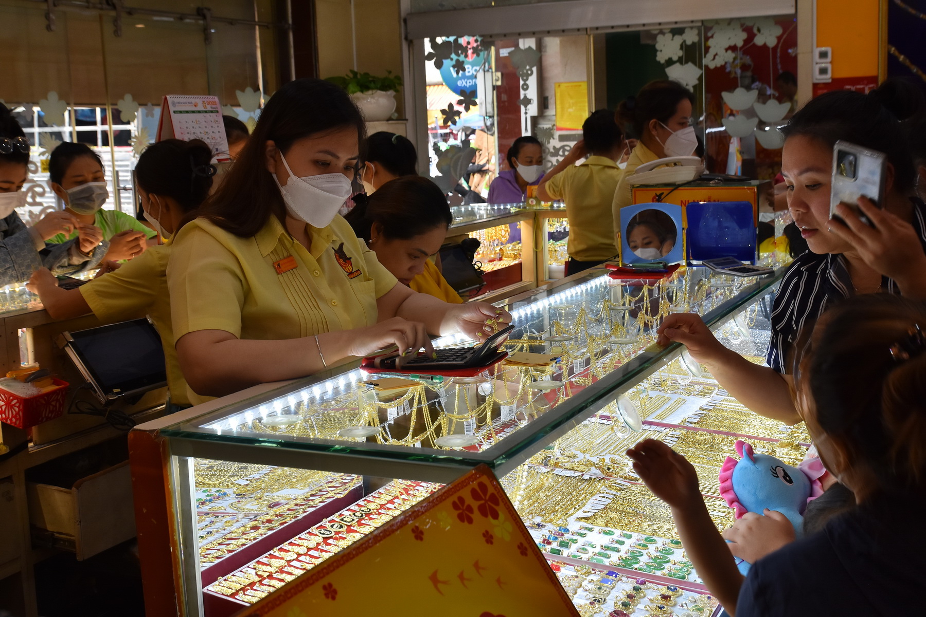 Gi&aacute; v&agrave;ng h&ocirc;m nay 9-12: V&agrave;ng SJC tăng mạnh nhất trong nhiều ng&agrave;y - Ảnh 1.