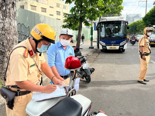Cảnh tượng kh&oacute; tin tr&ecirc;n Quốc lộ 1 - Ảnh 4.