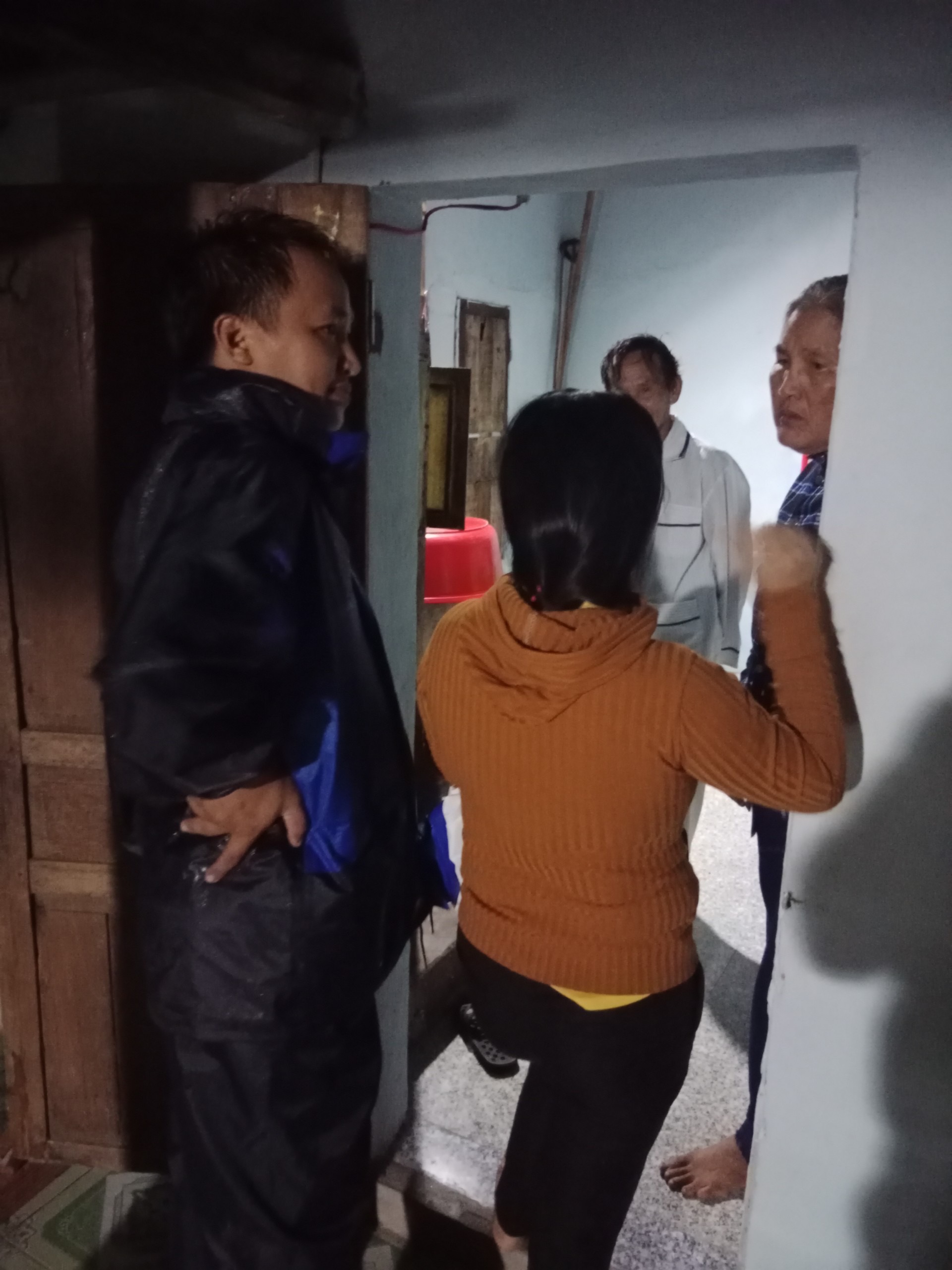 Sạt lở bờ biển nghi&ecirc;m trọng, B&igrave;nh Định sơ t&aacute;n khẩn cấp gần 20 hộ d&acirc;n - Ảnh 2.