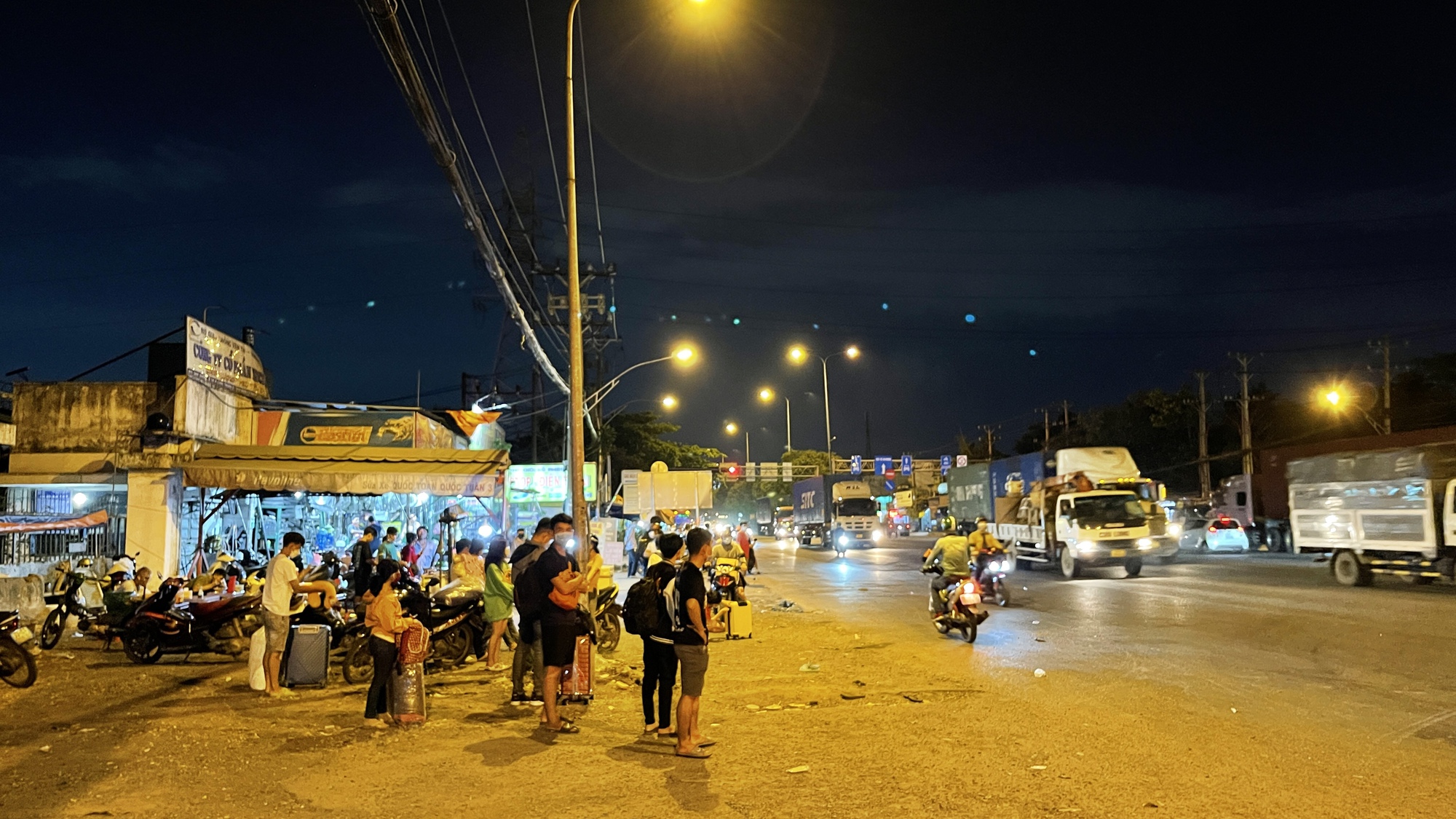 Cảnh tượng kh&oacute; tin tr&ecirc;n Quốc lộ 1 - Ảnh 2.