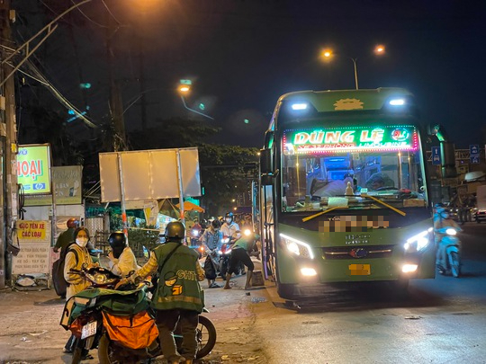 Cảnh tượng kh&oacute; tin tr&ecirc;n Quốc lộ 1 - Ảnh 3.