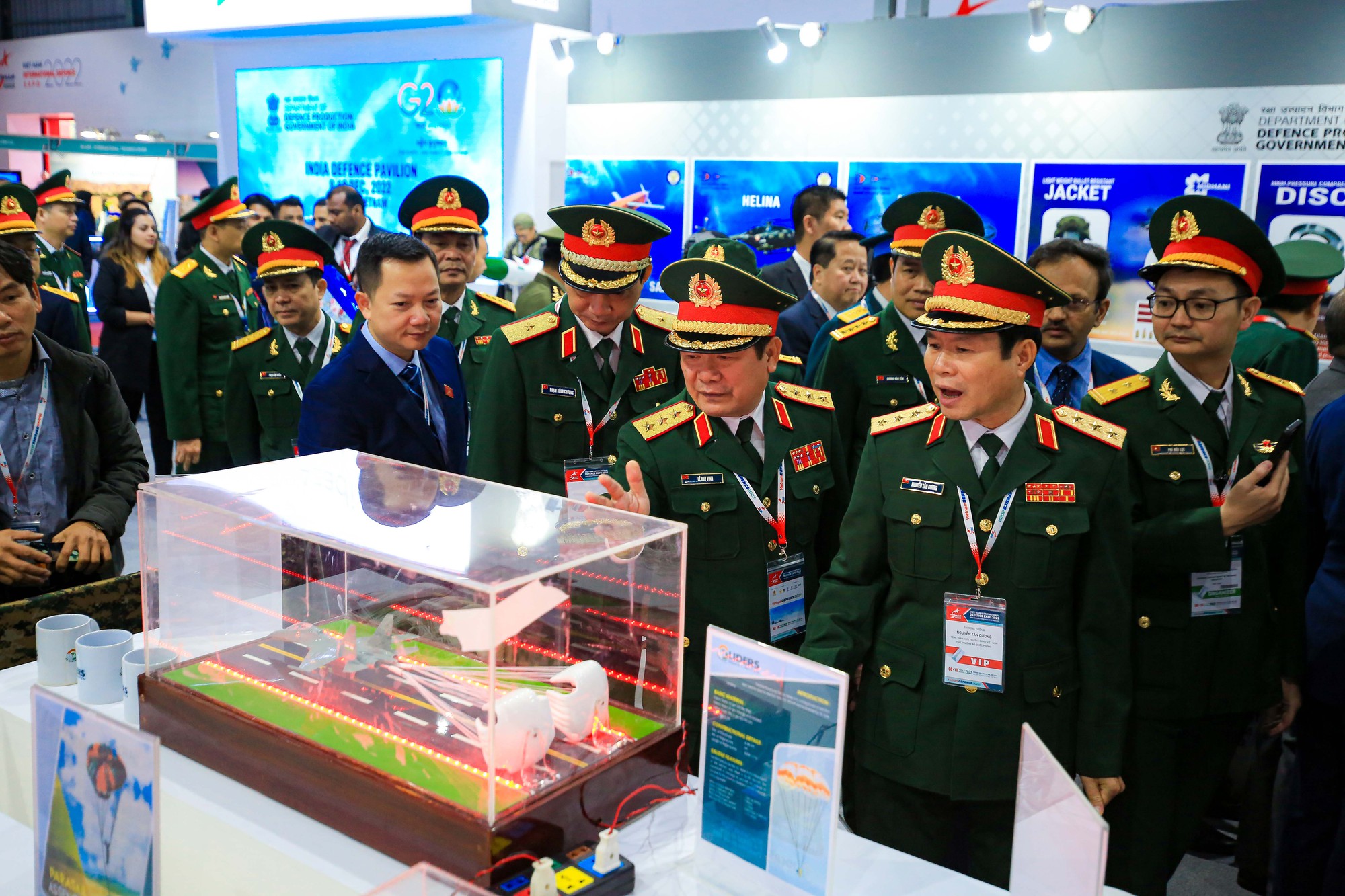 Cận cảnh d&agrave;n vũ kh&iacute;, kh&iacute; t&agrave;i qu&acirc;n sự hiện đại ở triển l&atilde;m Quốc ph&ograve;ng Việt Nam 2022 - Ảnh 14.