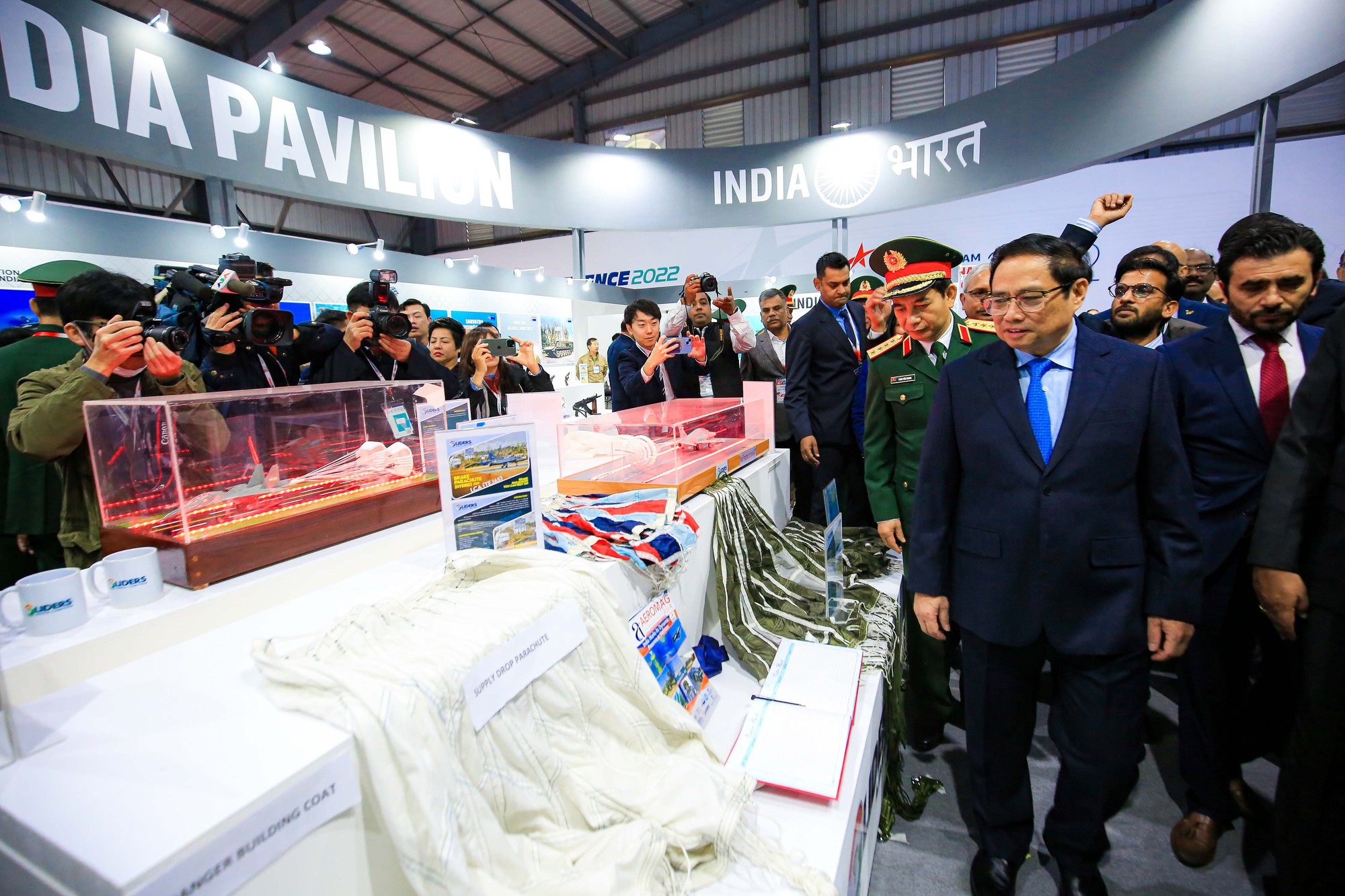 Cận cảnh d&agrave;n vũ kh&iacute;, kh&iacute; t&agrave;i qu&acirc;n sự hiện đại ở triển l&atilde;m Quốc ph&ograve;ng Việt Nam 2022 - Ảnh 15.