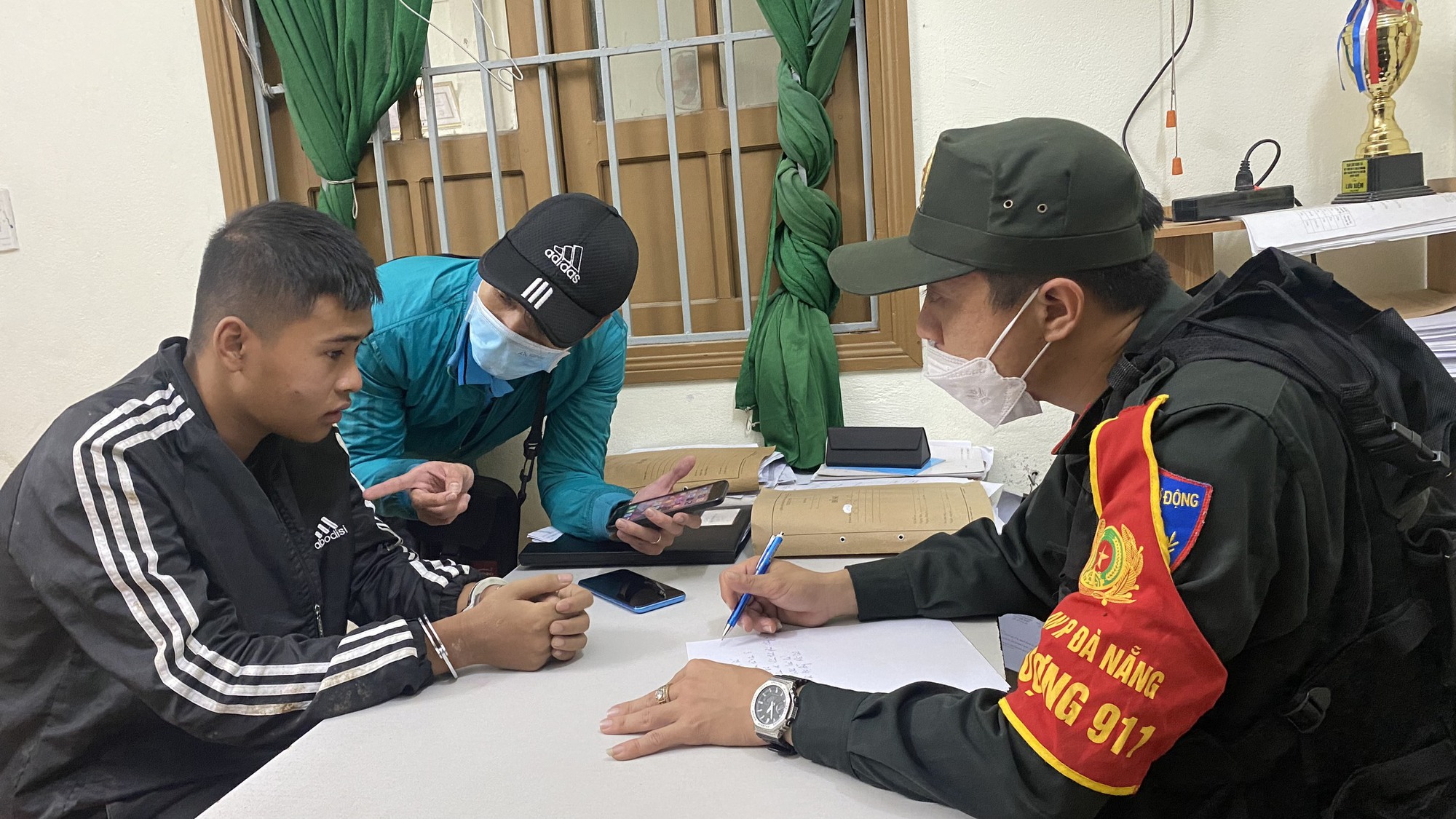 Mang &aacute;n t&ugrave; v&igrave; sử dụng bom xăng, vẫn tiếp tục cầm đầu băng nh&oacute;m hỗn chiến - Ảnh 2.