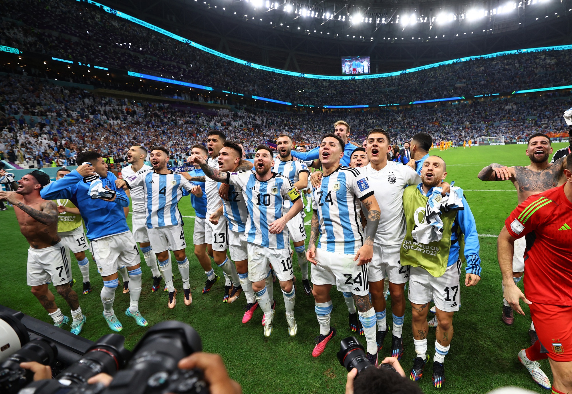 Thắng nghẹt thở trong loạt penalty, Argentina đoạt vé vào Bán kết