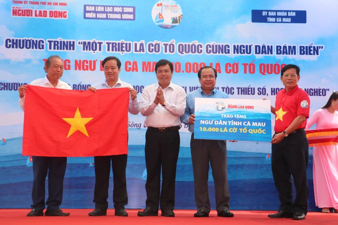 Thêm 10.000 lá cờ Tổ quốc đến với nhân dân tỉnh Cà Mau - Ảnh 8.