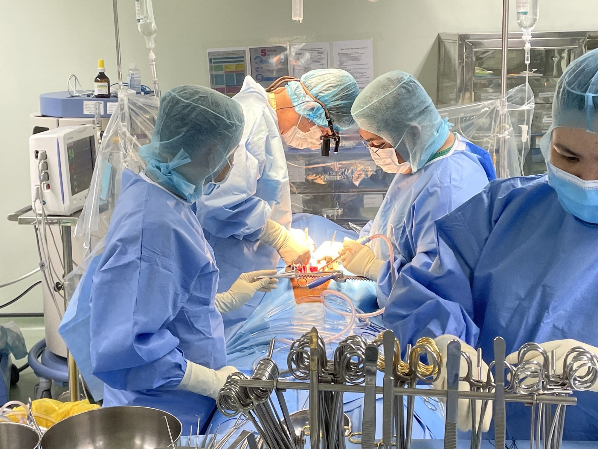 Sau hơn 3 giờ chạy đua với thời gian, 1 người nước ngoài được cứu sống - Ảnh 1.