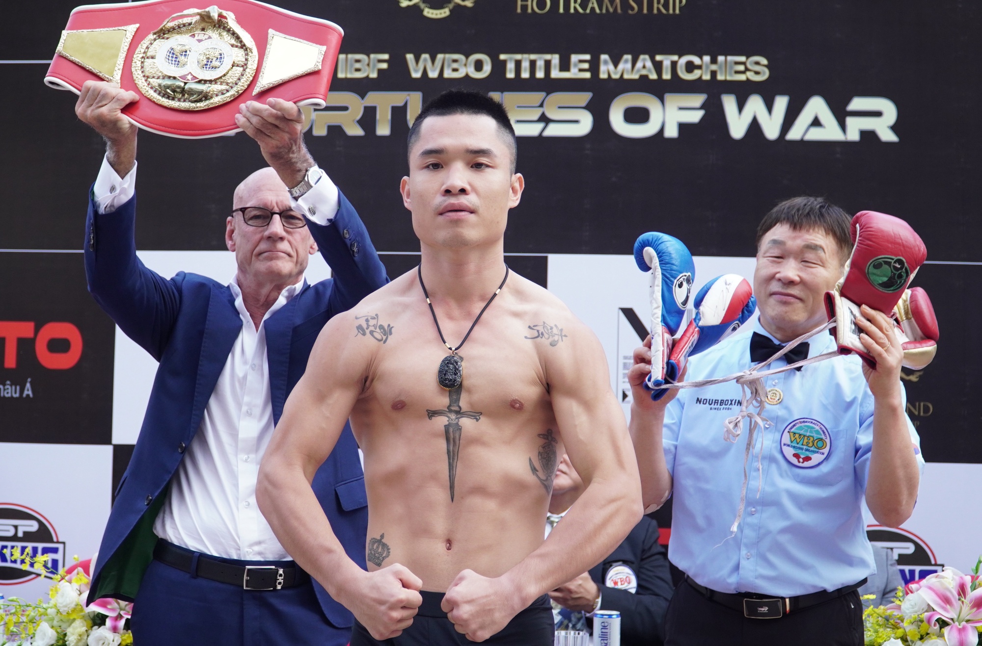 Vì sao võ sĩ boxing Việt Nam - Đinh Hồng Quân chưa thượng đài đã mất đai?