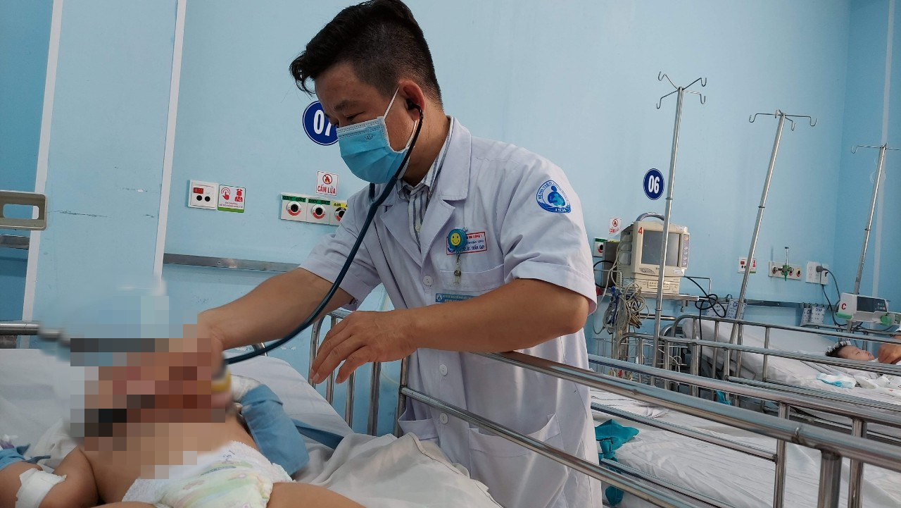 Bé 3 tháng tuổi đầu to bất thường, sốt kéo dài