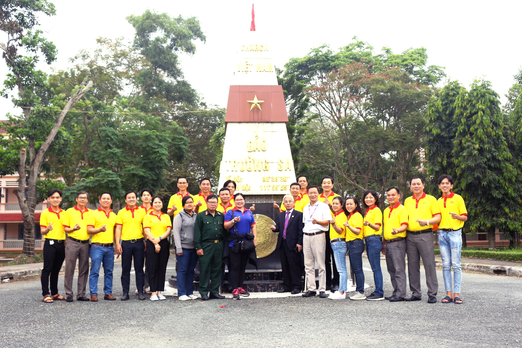 Trường ĐH Cửu Long ra quân tham gia chương trình “Tự hào cờ Tổ quốc - Vòng tay biển đảo”