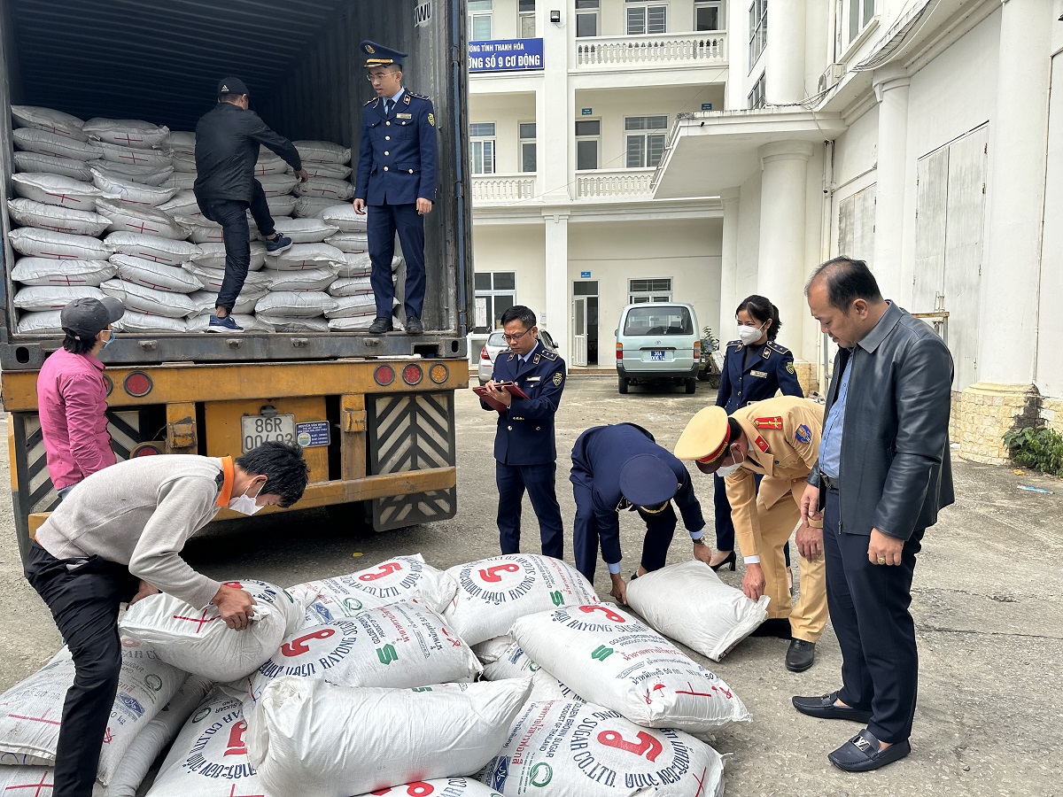 Bắt xe container đang chở 35 tấn đường nhập lậu đi tiêu thụ