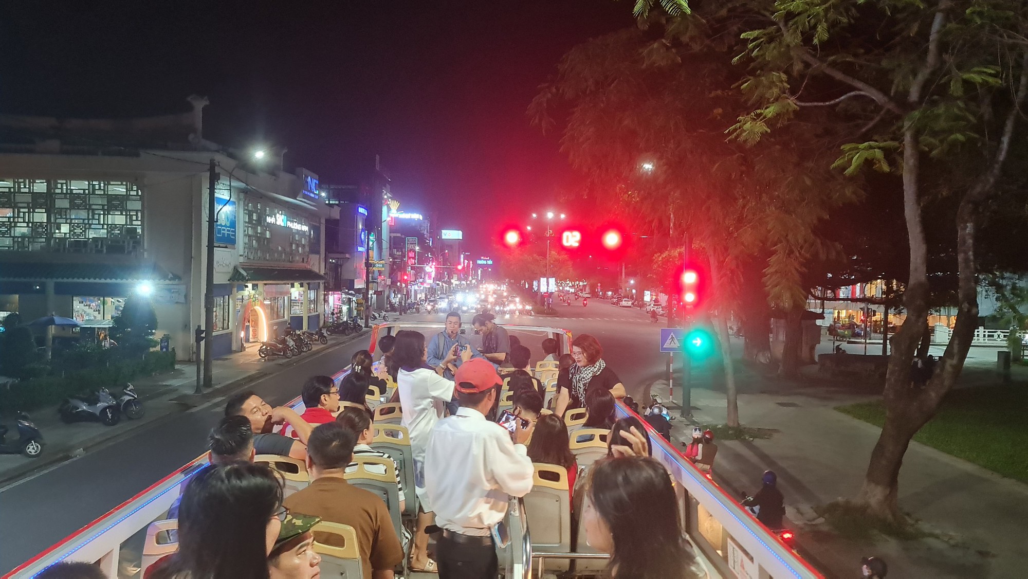 Đến Đà Lạt, đi buýt mui trần, thưởng lãm thành phố ngàn hoa