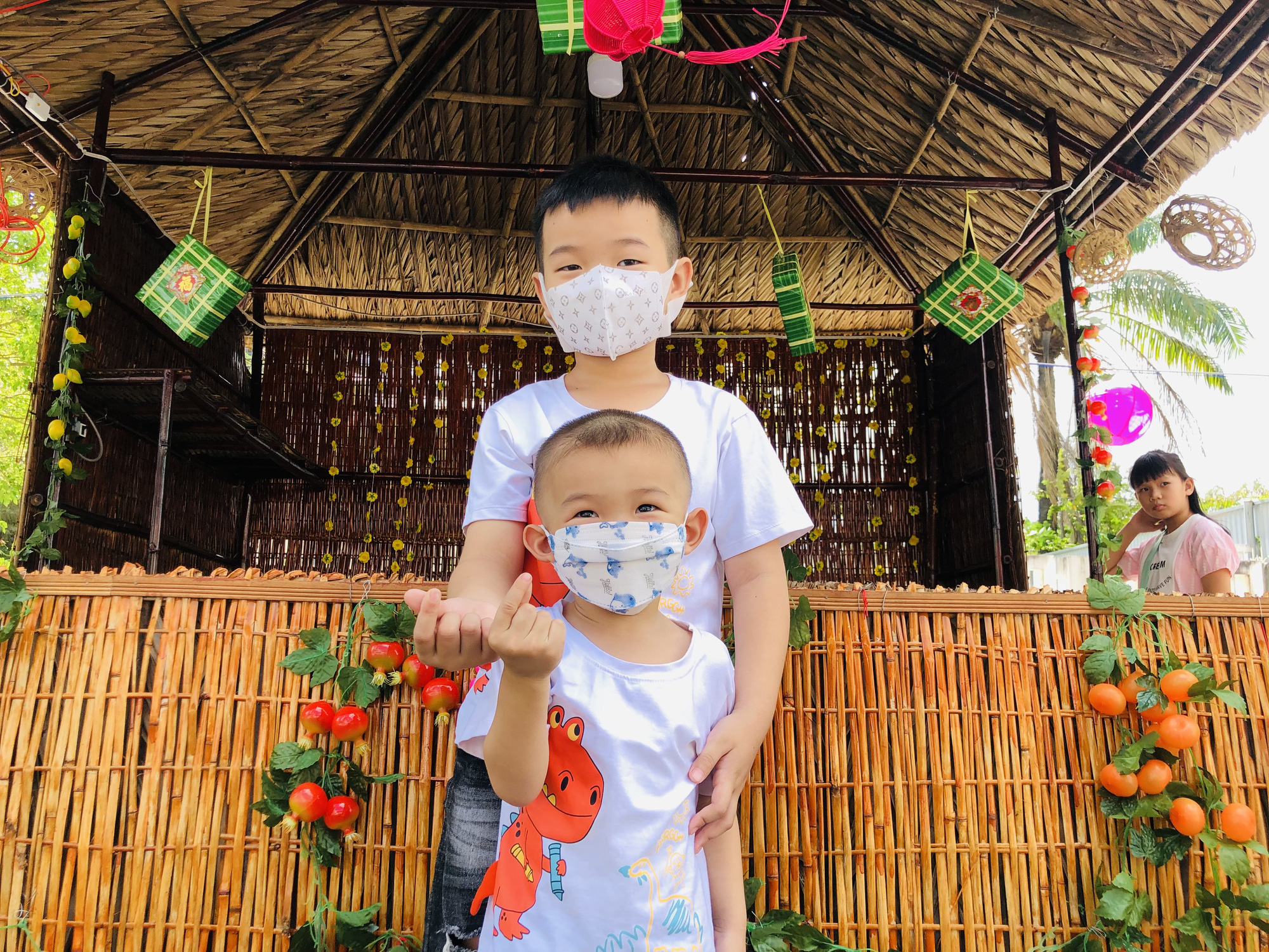 CLIP: Mùng 1 Tết, người dân nô nức đi lễ chùa, vui chơi dã ngoại - Ảnh 8.