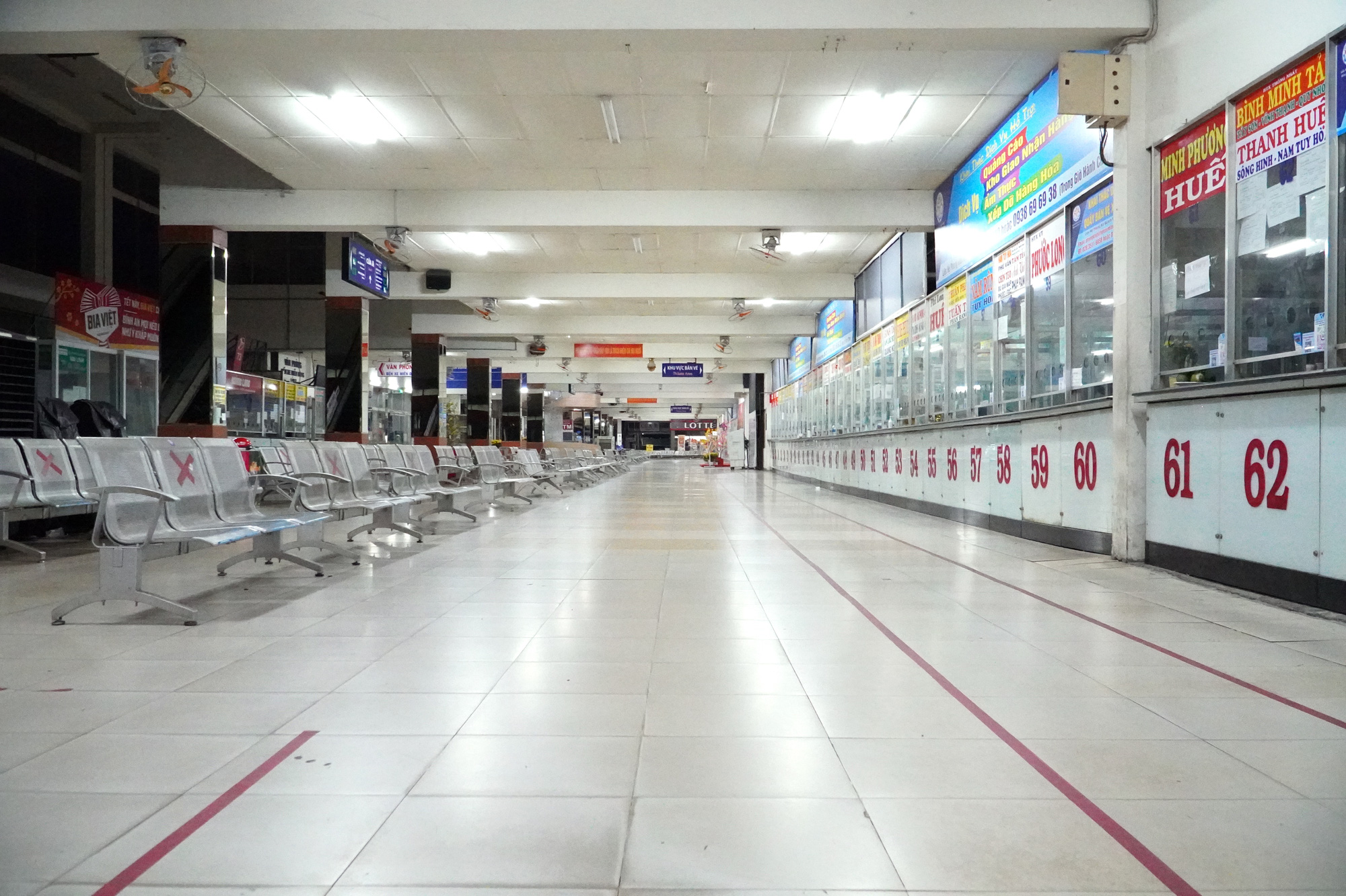 Đón giao thừa trên chuyến xe cuối cùng rời TP HCM - Ảnh 2.