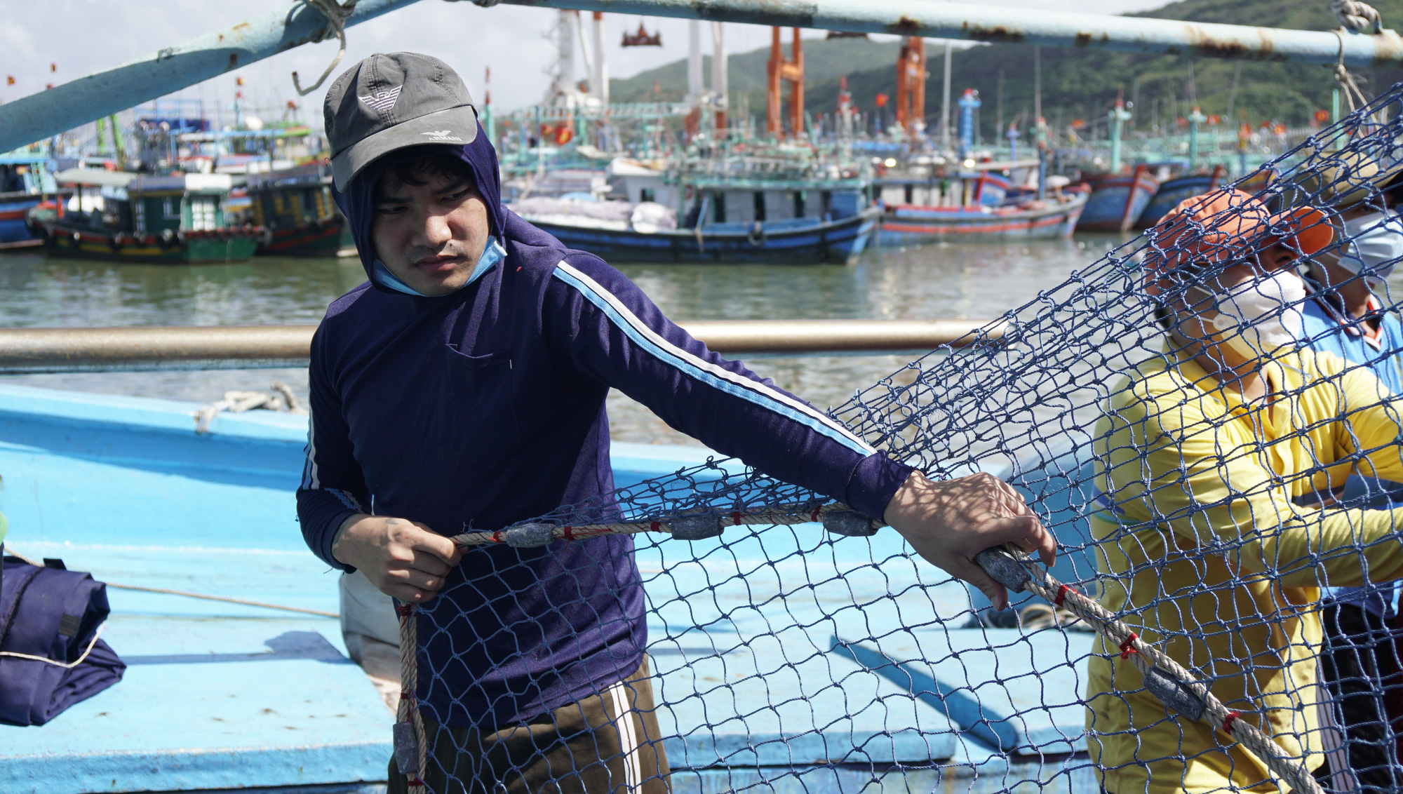 Ngư dân vươn khơi đánh bắt xuyên Tết, đón giao thừa giữa biển cả - Ảnh 7.