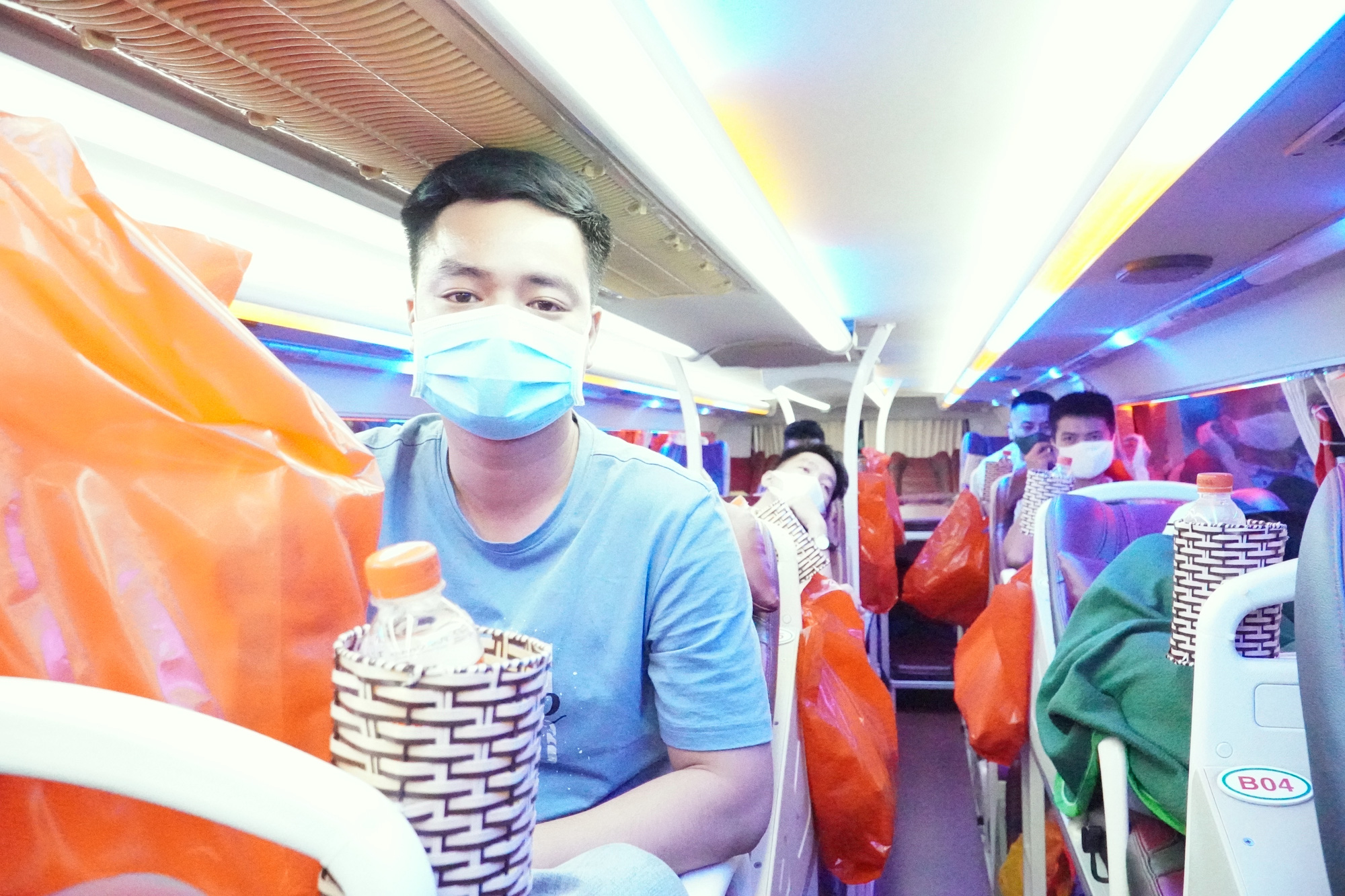 Đón giao thừa trên chuyến xe cuối cùng rời TP HCM