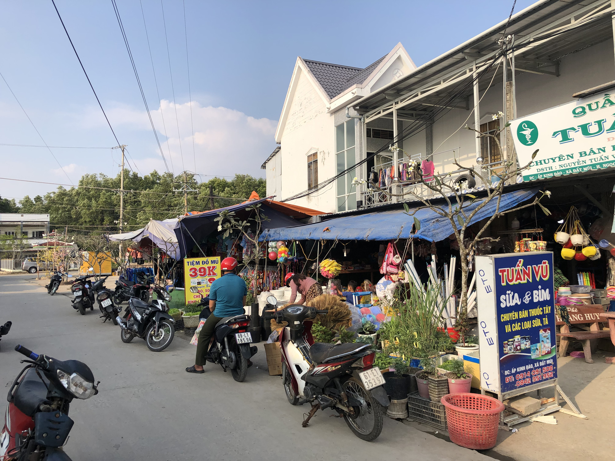 Hiu hắt chợ cuối trời - Ảnh 1.