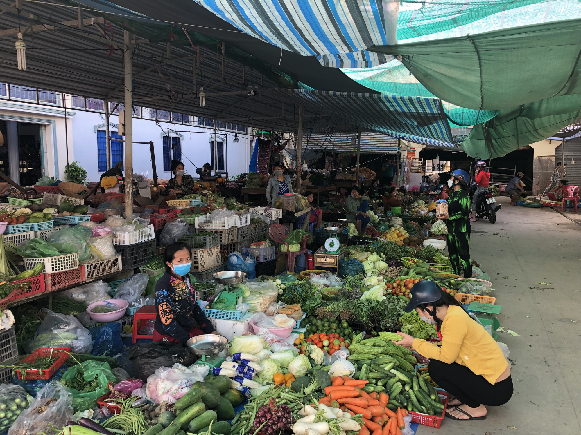 Hiu hắt chợ cuối trời - Ảnh 3.