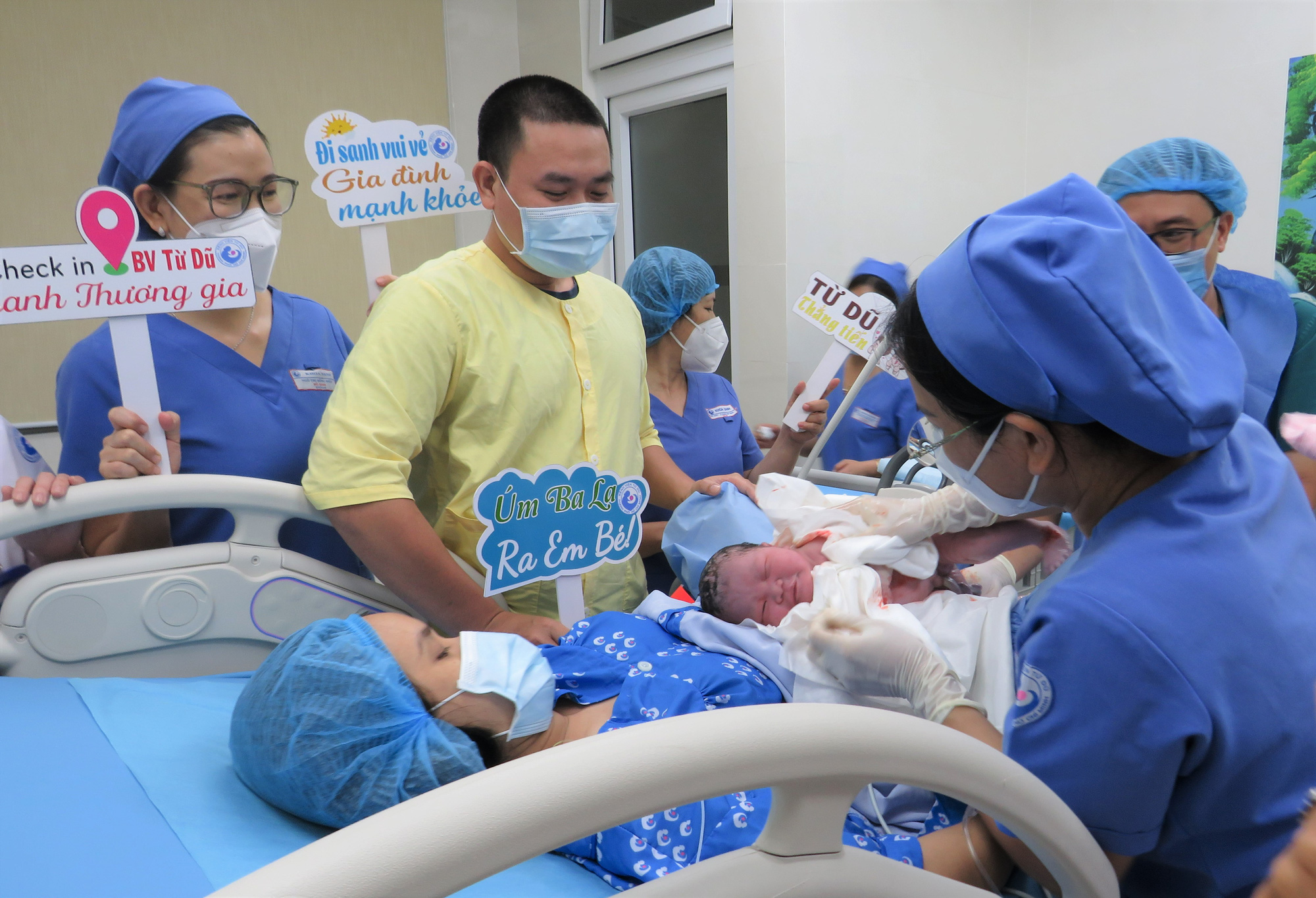 Khoảnh khắc kỳ diệu: 4 thi&ecirc;n thần nhỏ ch&agrave;o đời đ&ecirc;m giao thừa - Ảnh 1.