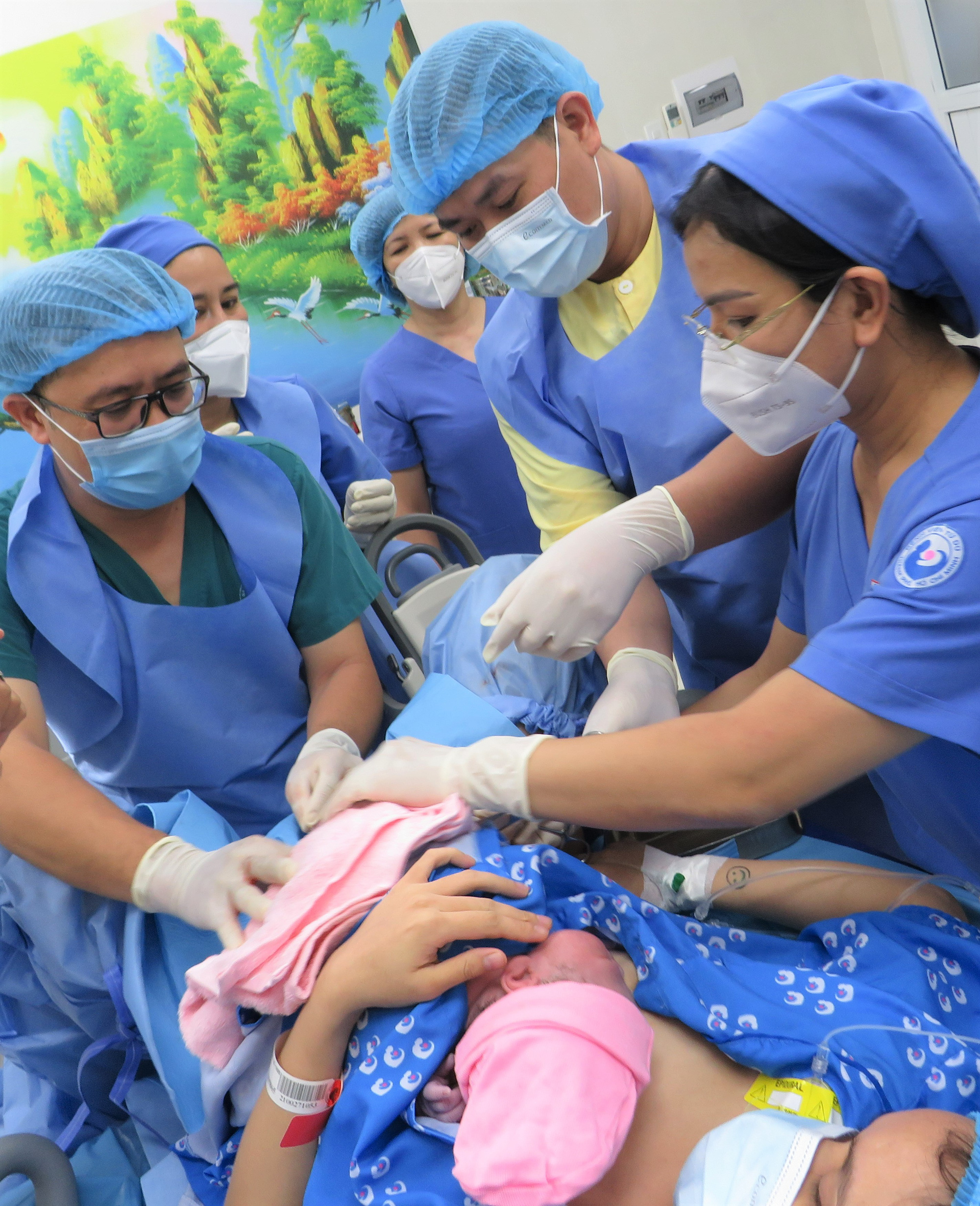 Khoảnh khắc kỳ diệu: 4 thi&ecirc;n thần nhỏ ch&agrave;o đời đ&ecirc;m giao thừa - Ảnh 3.