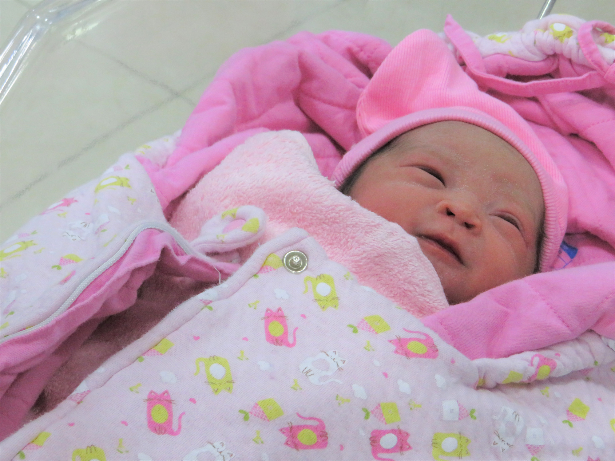 Khoảnh khắc kỳ diệu: 4 thi&ecirc;n thần nhỏ ch&agrave;o đời đ&ecirc;m giao thừa - Ảnh 8.